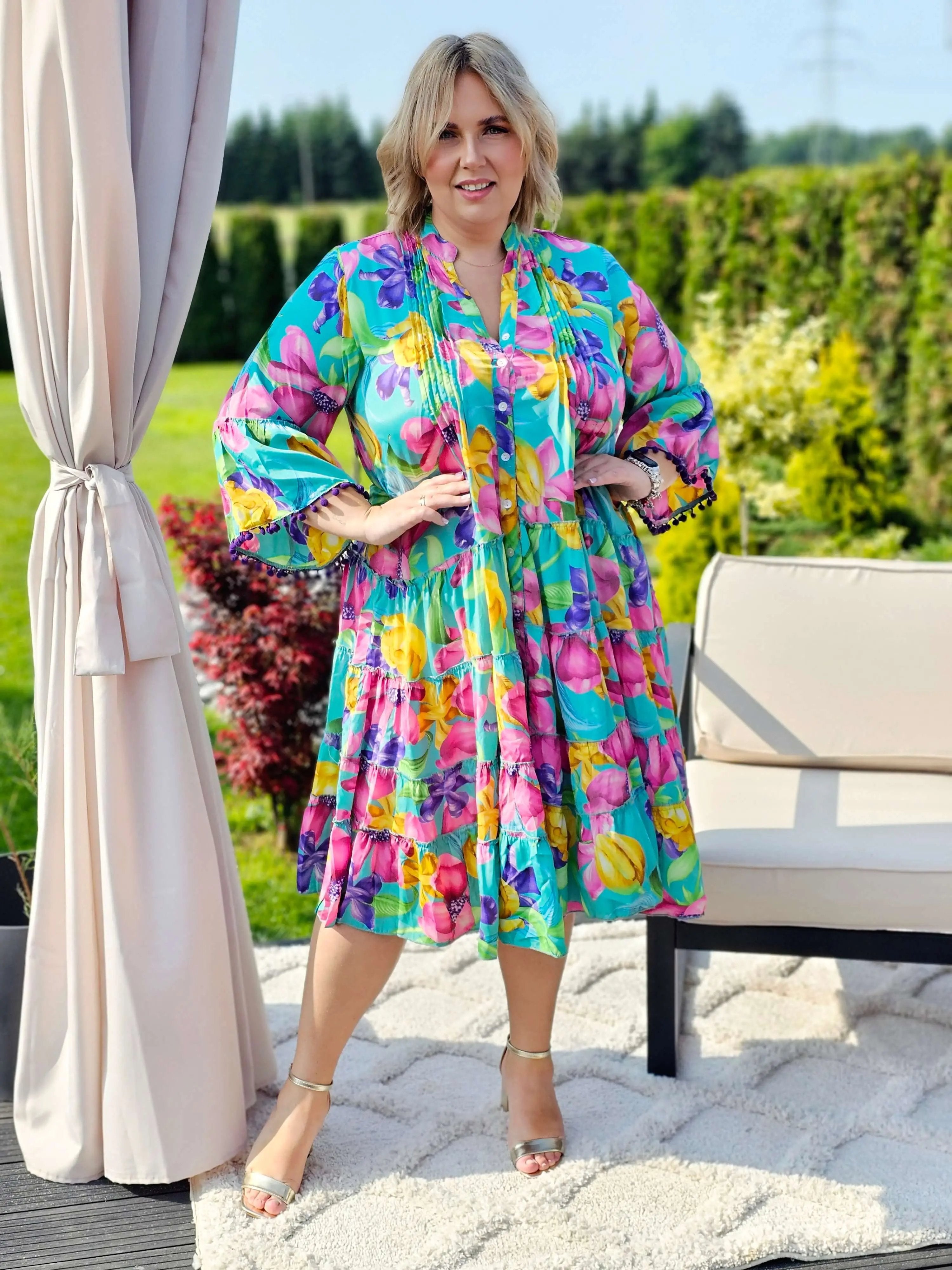 Urocza sukienka w kwiaty emanuje letnią świeżością i kobiecą elegancją - w 4 kolorach Stylowa XL