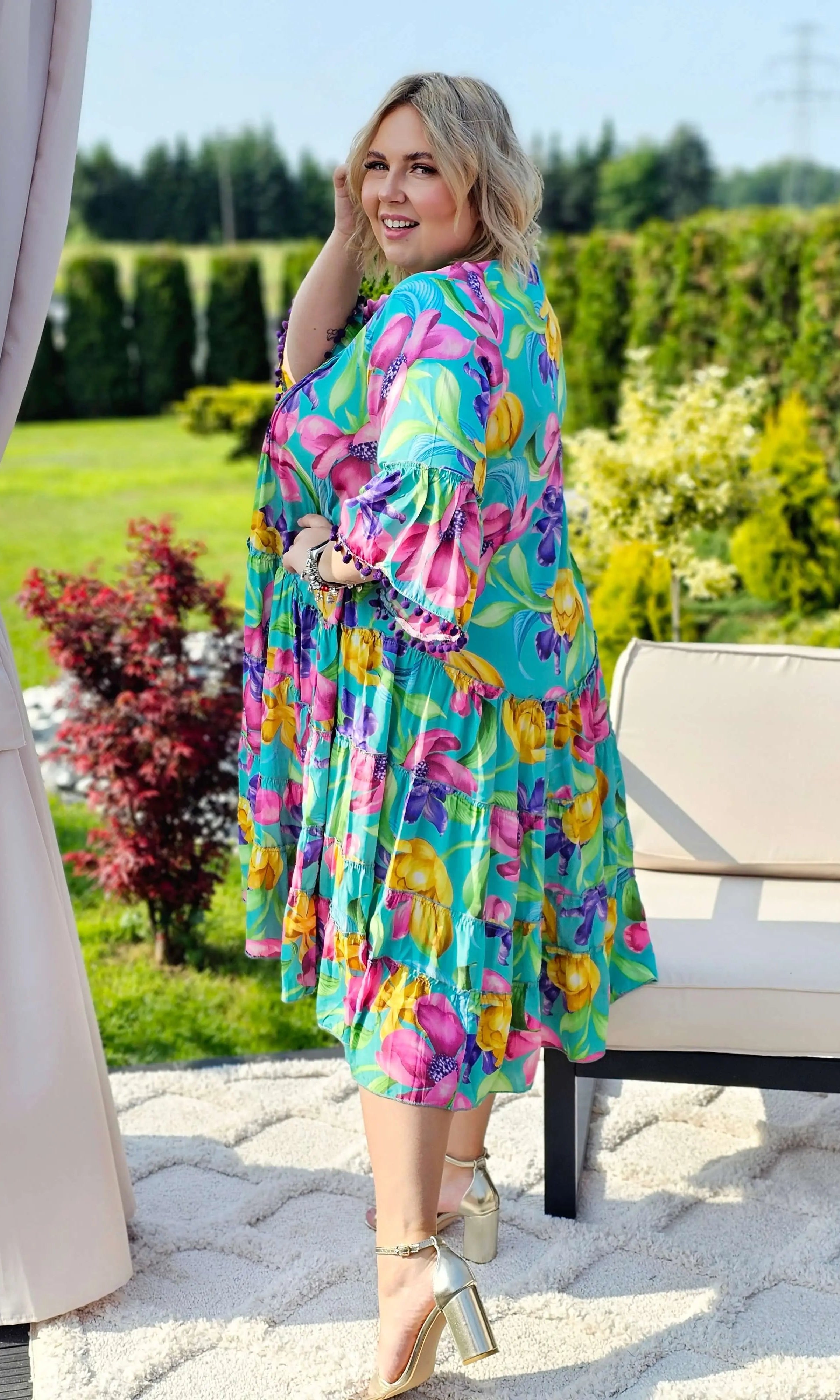 Urocza sukienka w kwiaty emanuje letnią świeżością i kobiecą elegancją - w 4 kolorach Stylowa XL