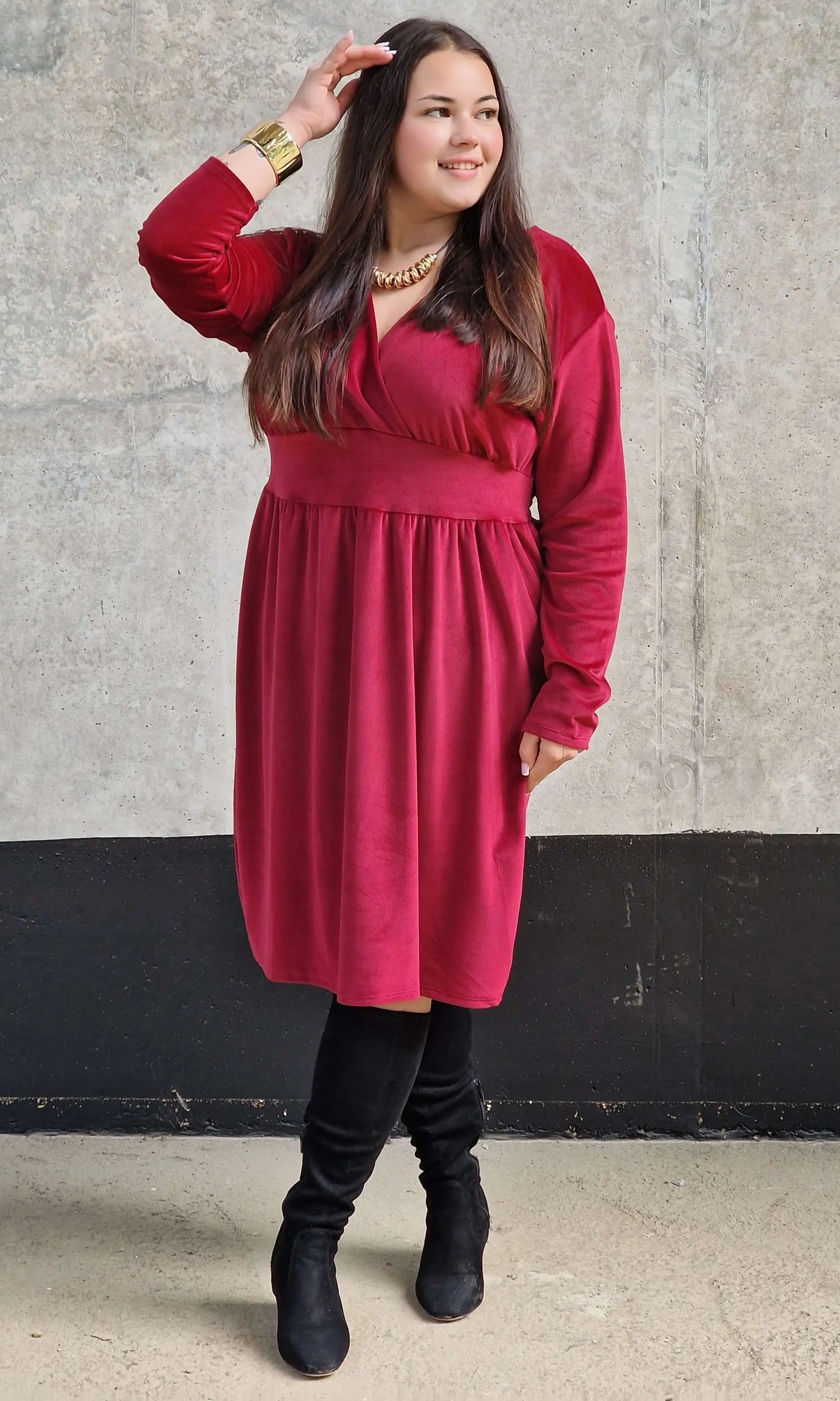 Welurowa sukienka z dekoltem na plecach Stylowa XL