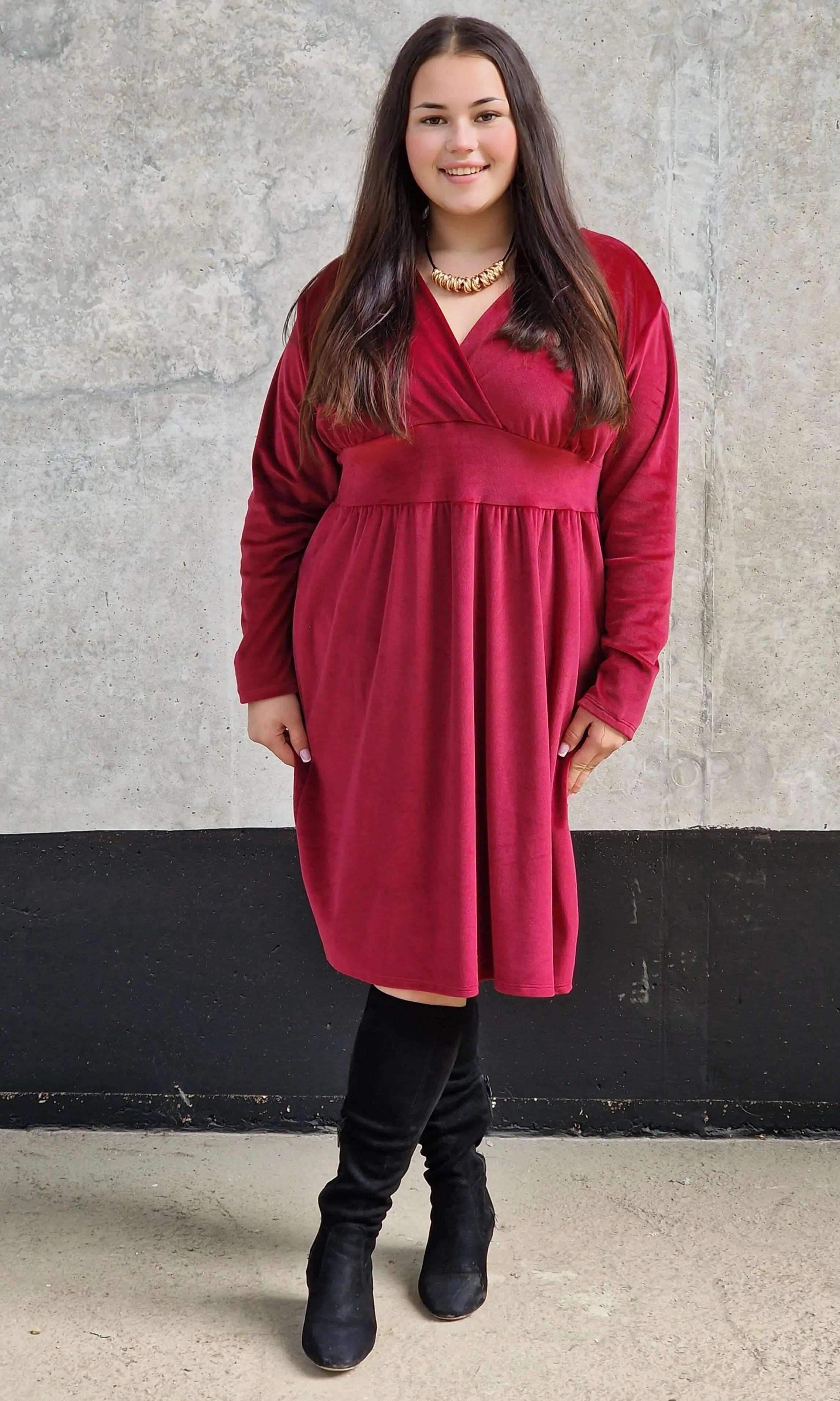 Welurowa sukienka z dekoltem na plecach Stylowa XL