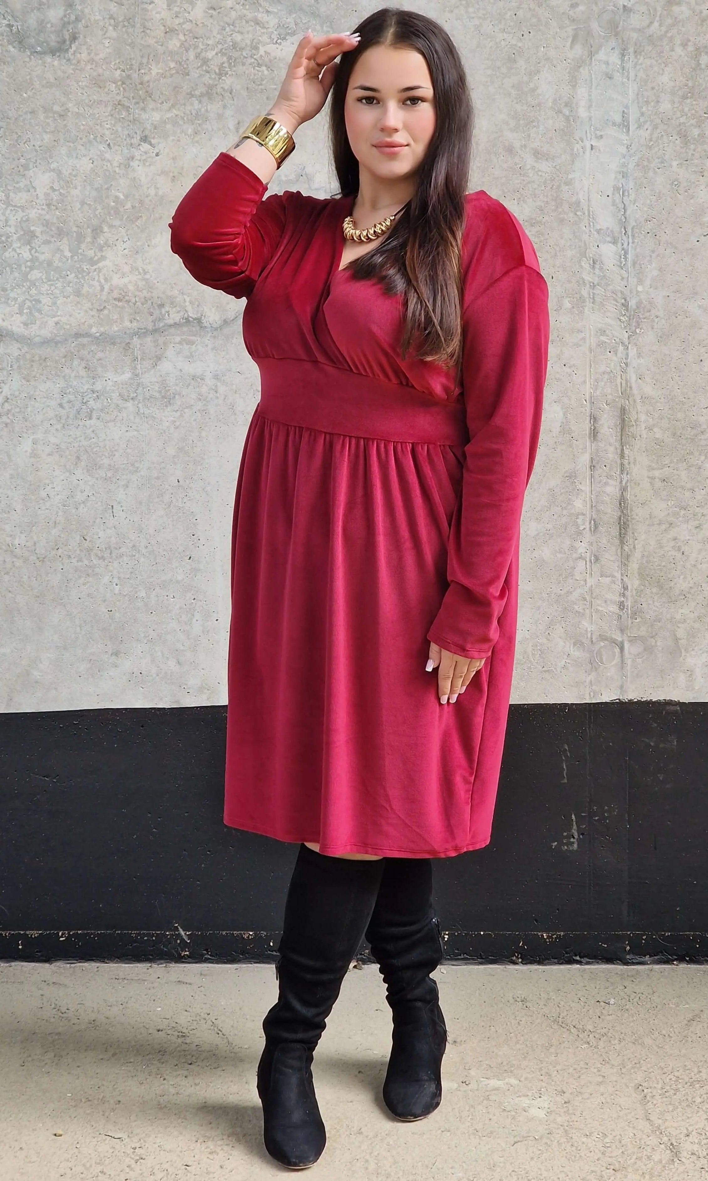 Welurowa sukienka z dekoltem na plecach Stylowa XL