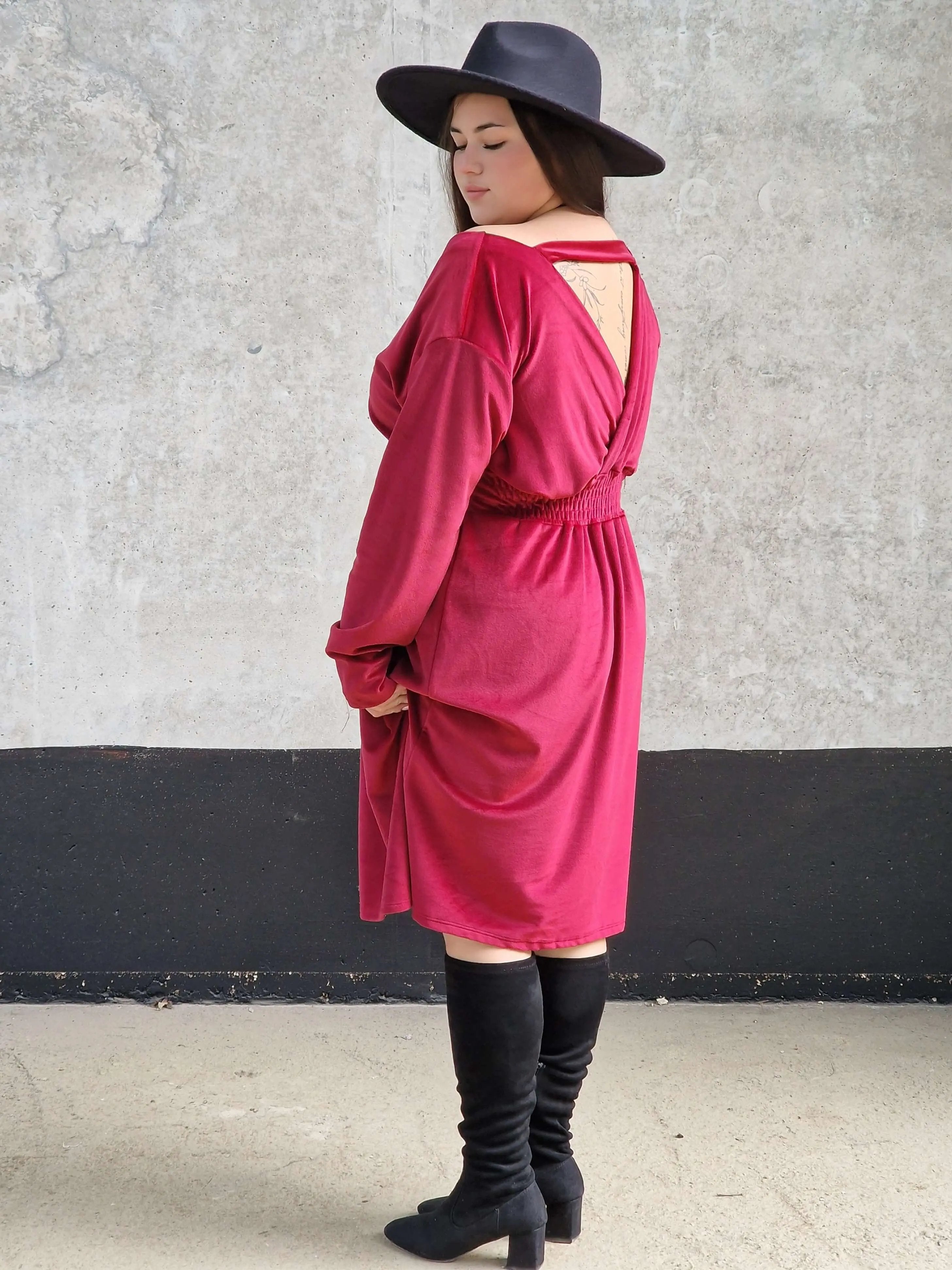 Welurowa sukienka z dekoltem na plecach Stylowa XL