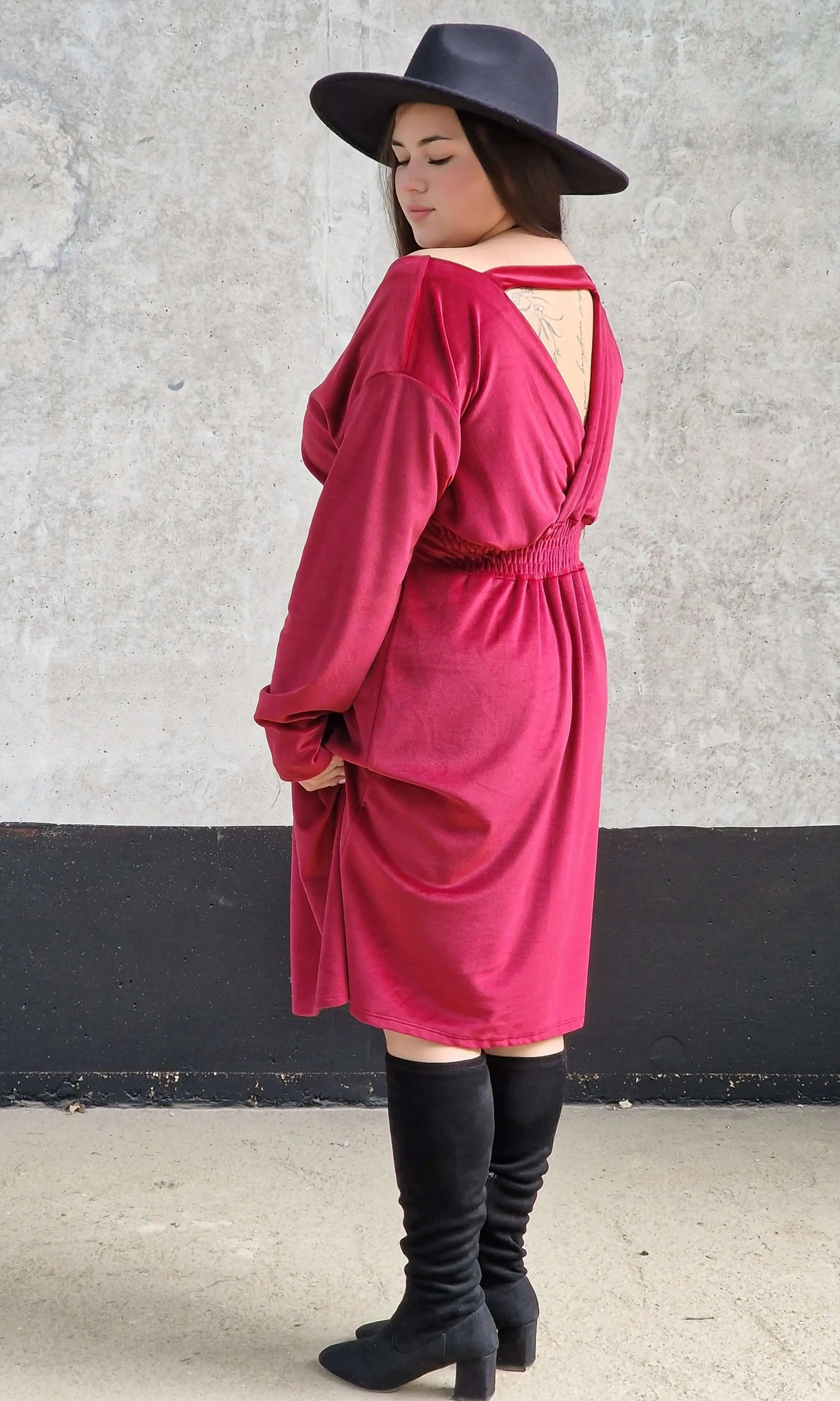 Welurowa sukienka z dekoltem na plecach Stylowa XL