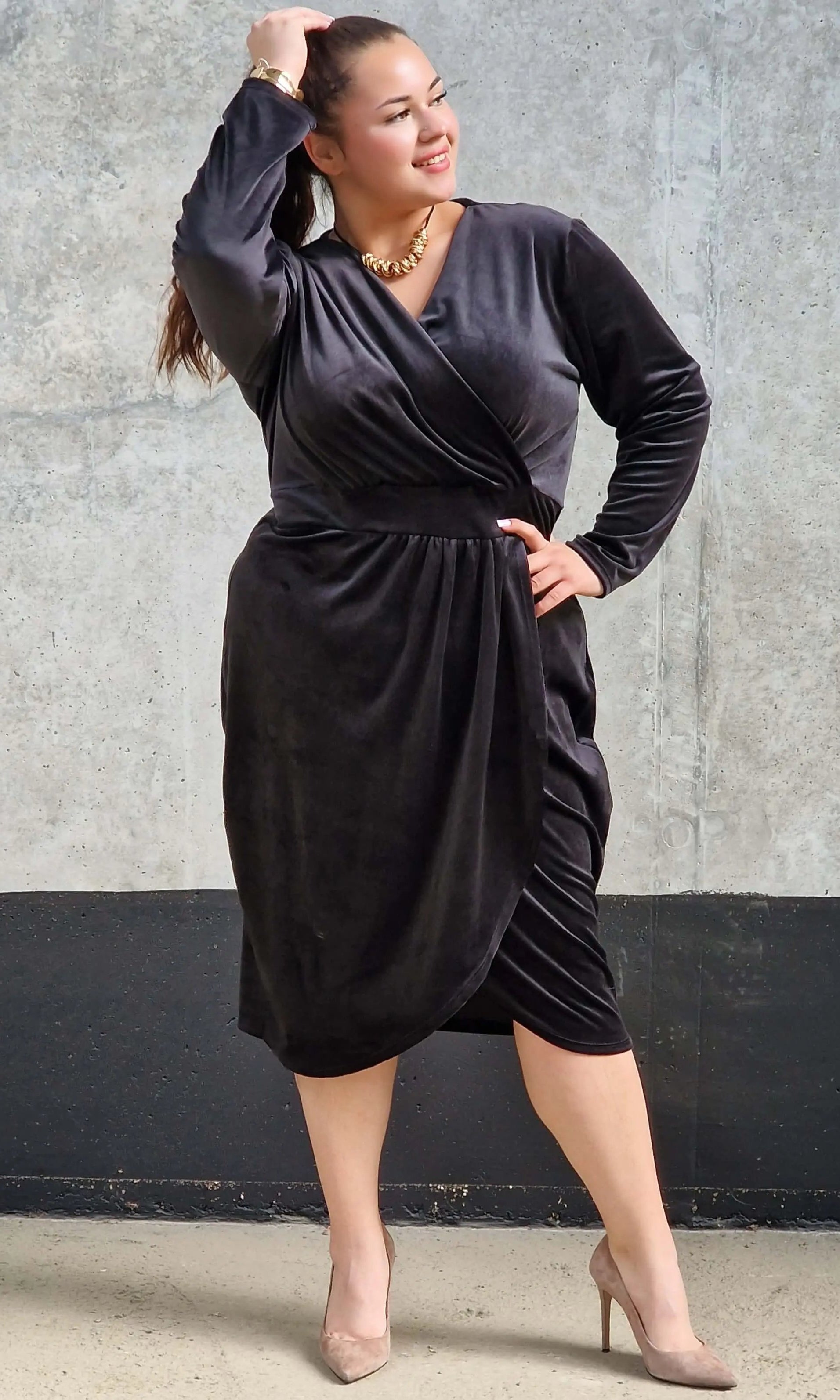 Welurowa sukienka z kopertowym dekoltem Stylowa XL