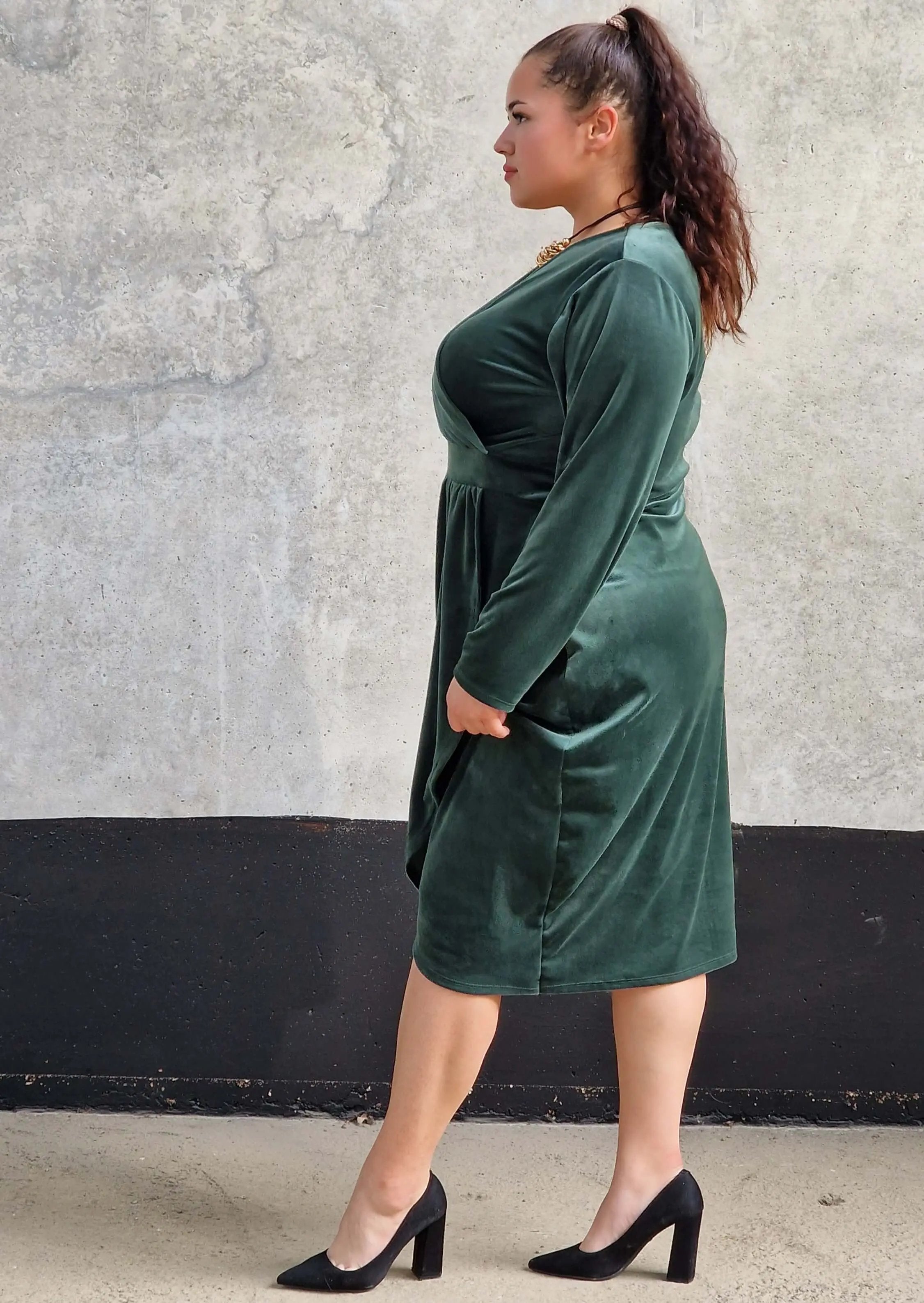 Welurowa sukienka z kopertowym dekoltem Stylowa XL