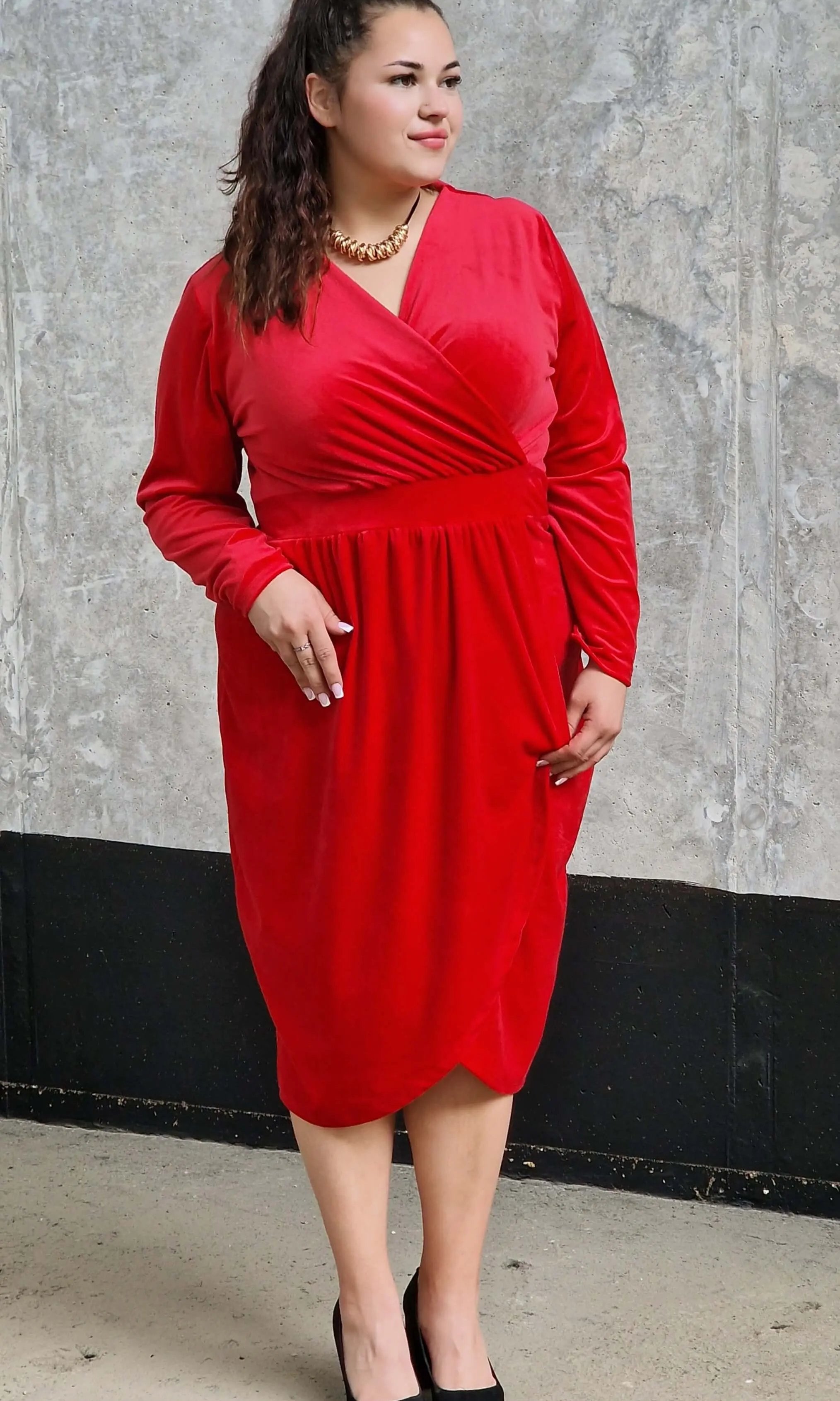 Welurowa sukienka z kopertowym dekoltem Stylowa XL