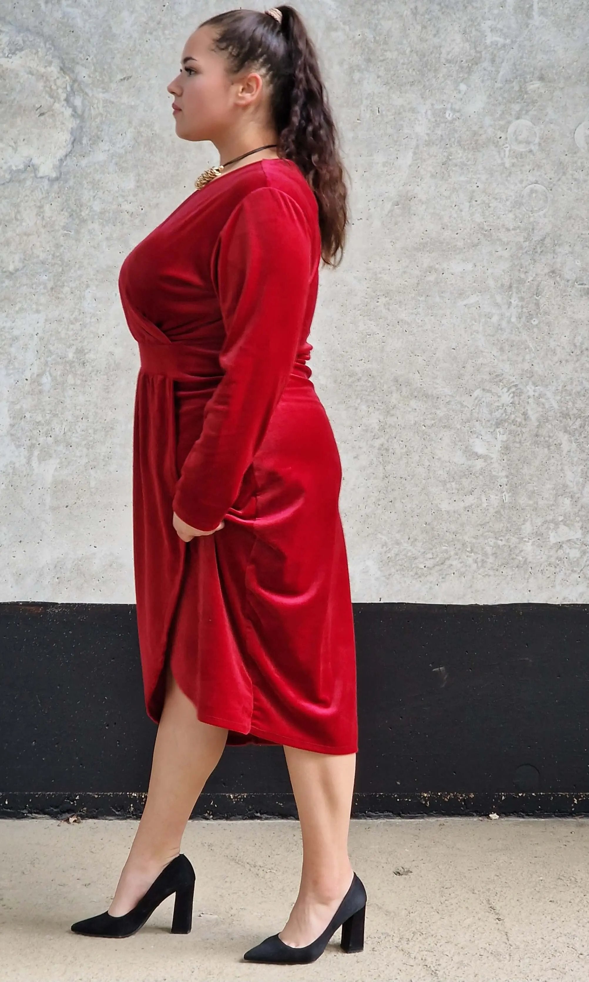 Welurowa sukienka z kopertowym dekoltem Stylowa XL