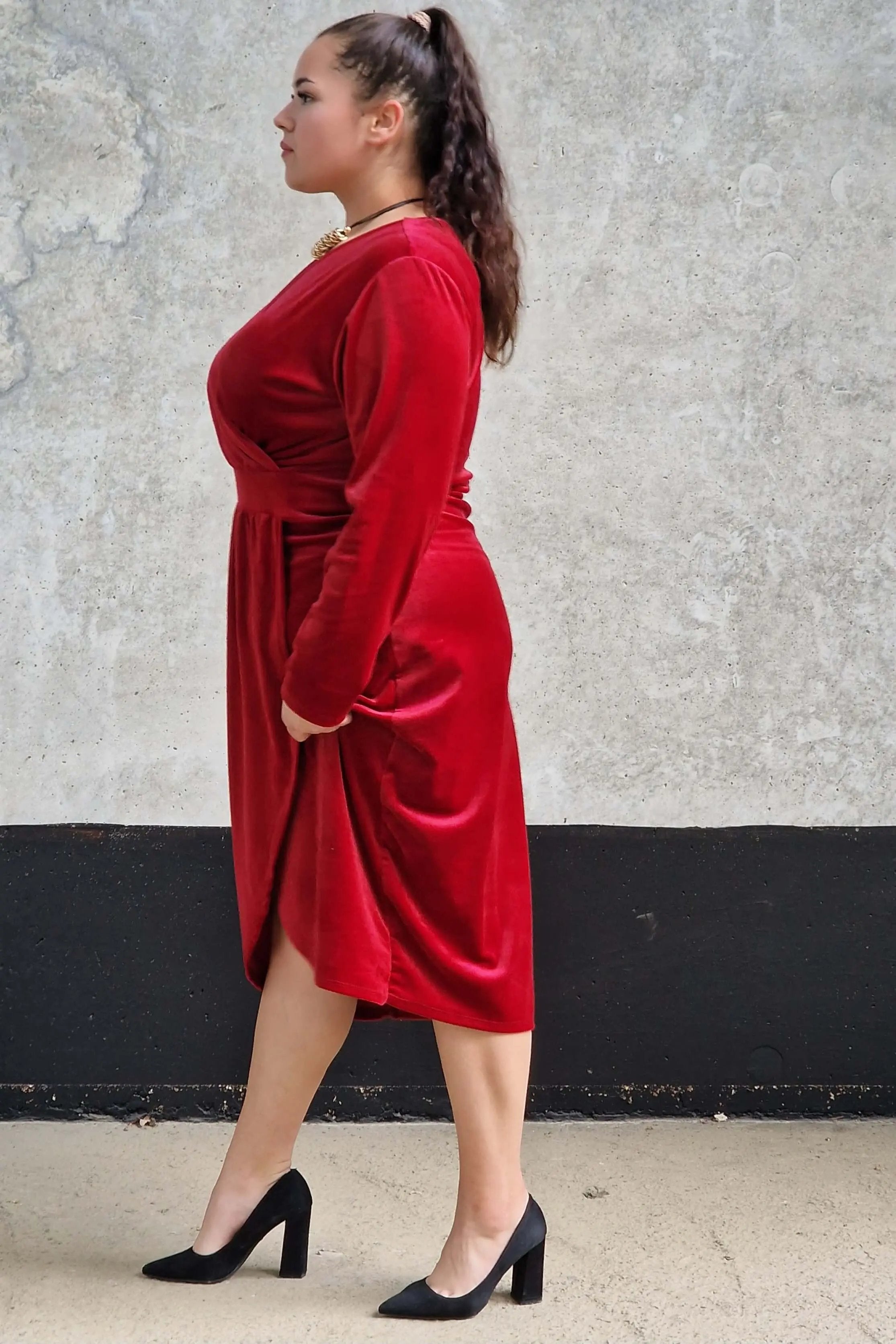 Welurowa sukienka z kopertowym dekoltem Stylowa XL