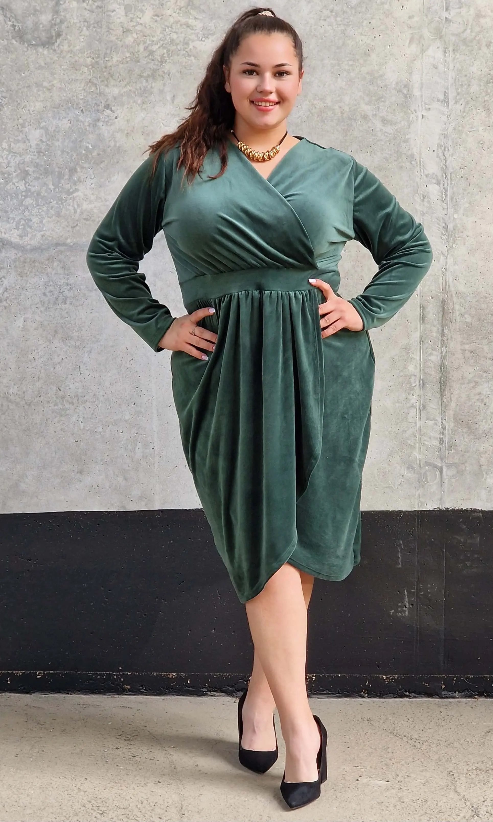 Welurowa sukienka z kopertowym dekoltem Stylowa XL