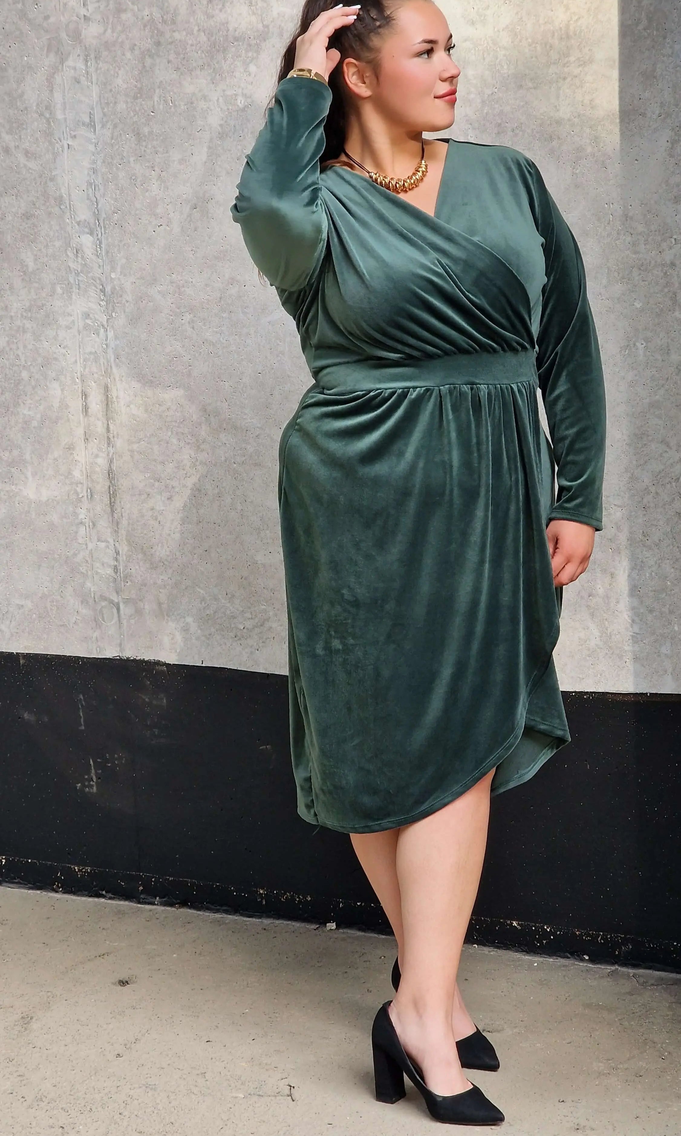 Welurowa sukienka z kopertowym dekoltem Stylowa XL