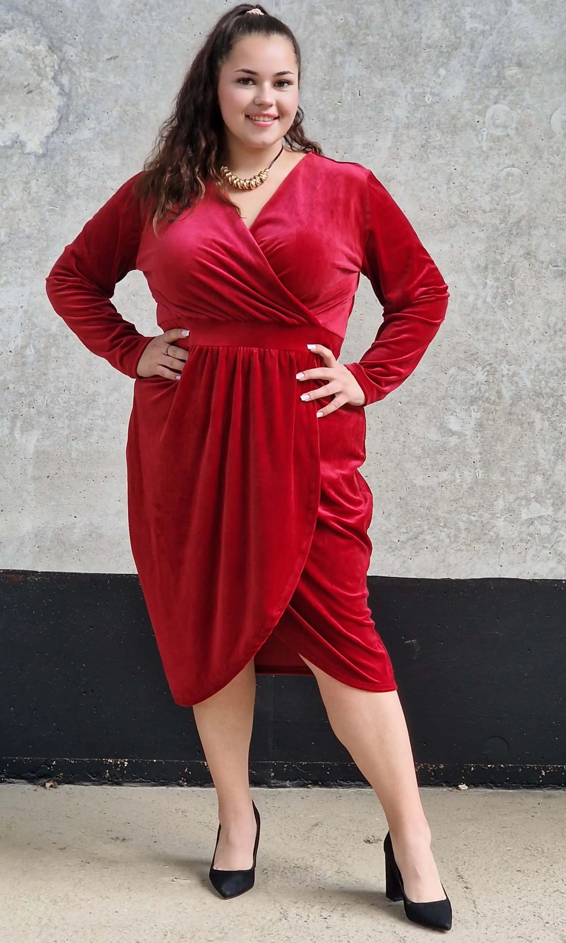 Welurowa sukienka z kopertowym dekoltem Stylowa XL