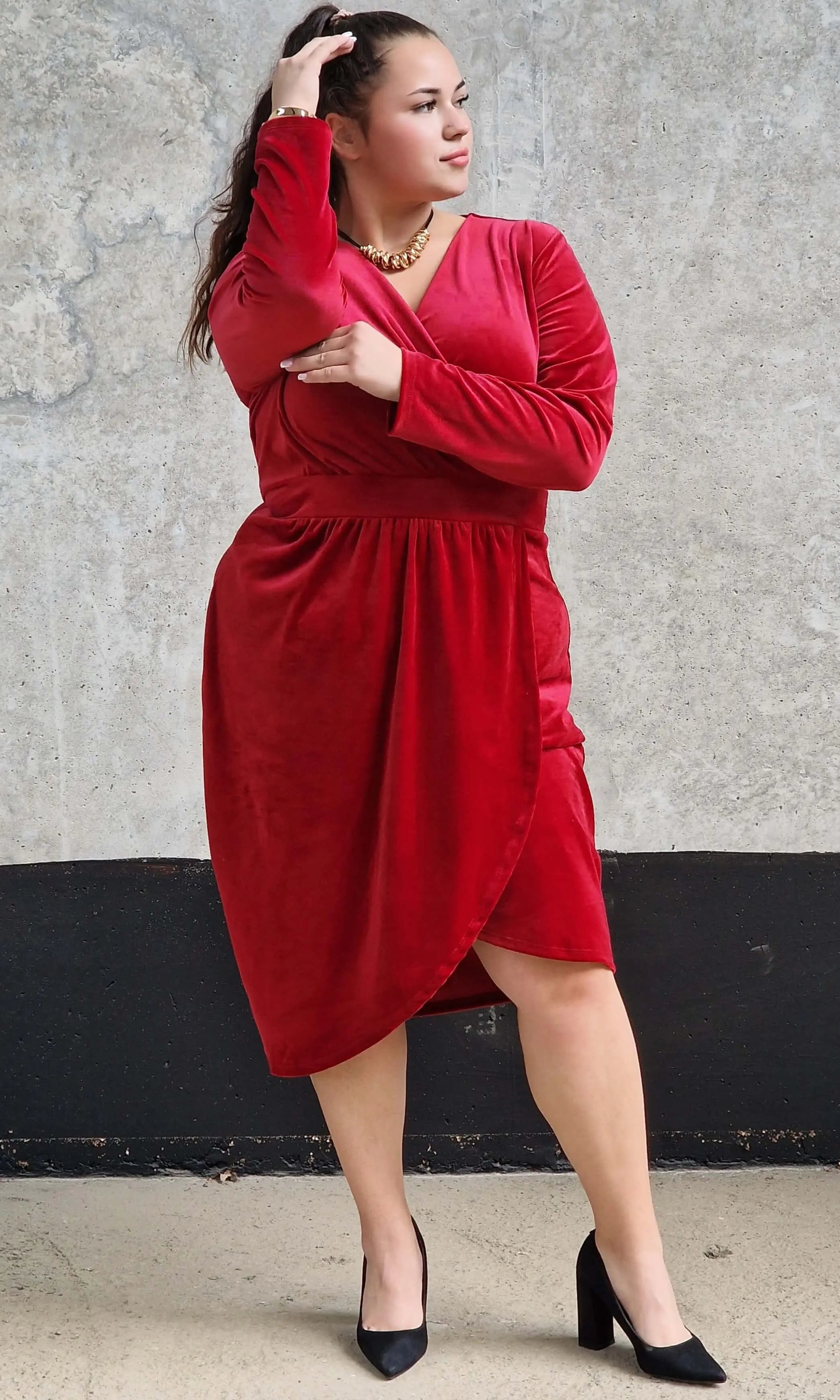 Welurowa sukienka z kopertowym dekoltem Stylowa XL