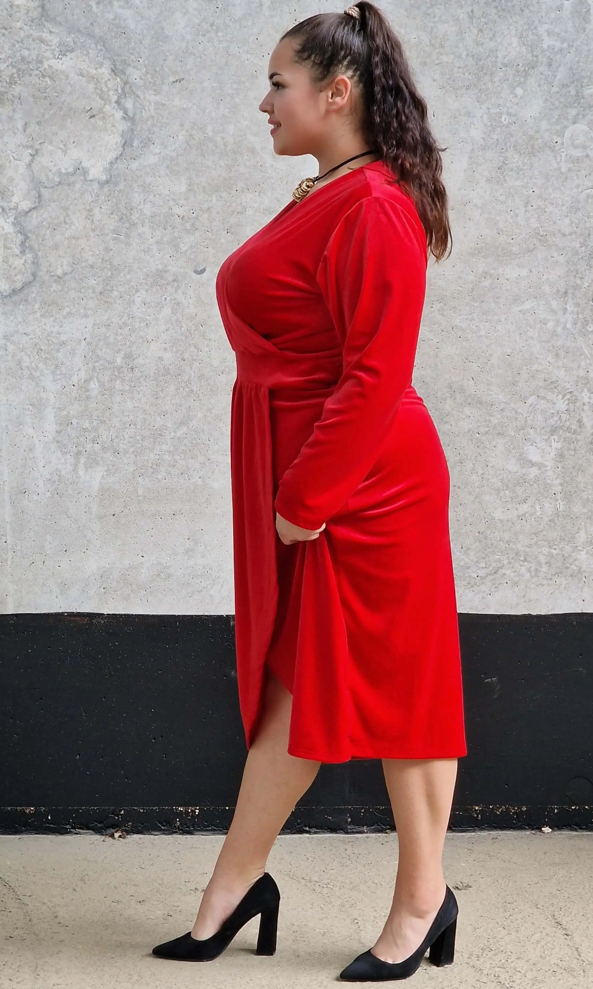 Welurowa sukienka z kopertowym dekoltem Stylowa XL