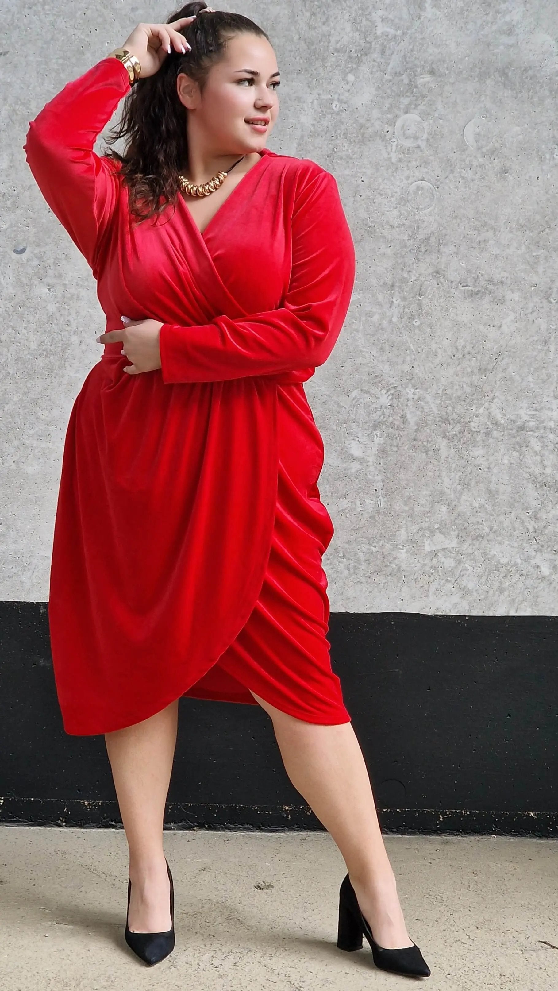 Welurowa sukienka z kopertowym dekoltem Stylowa XL