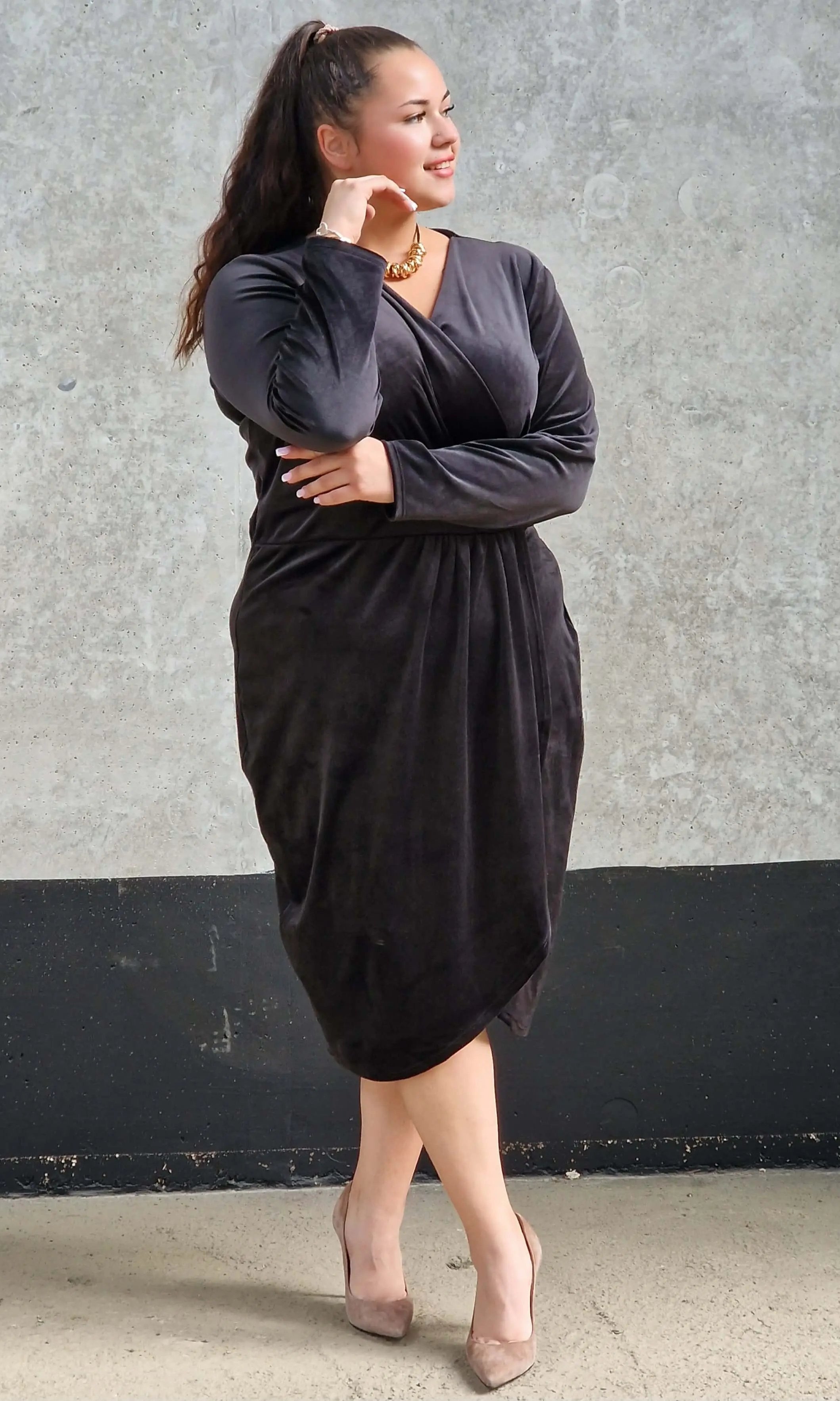 Welurowa sukienka z kopertowym dekoltem Stylowa XL