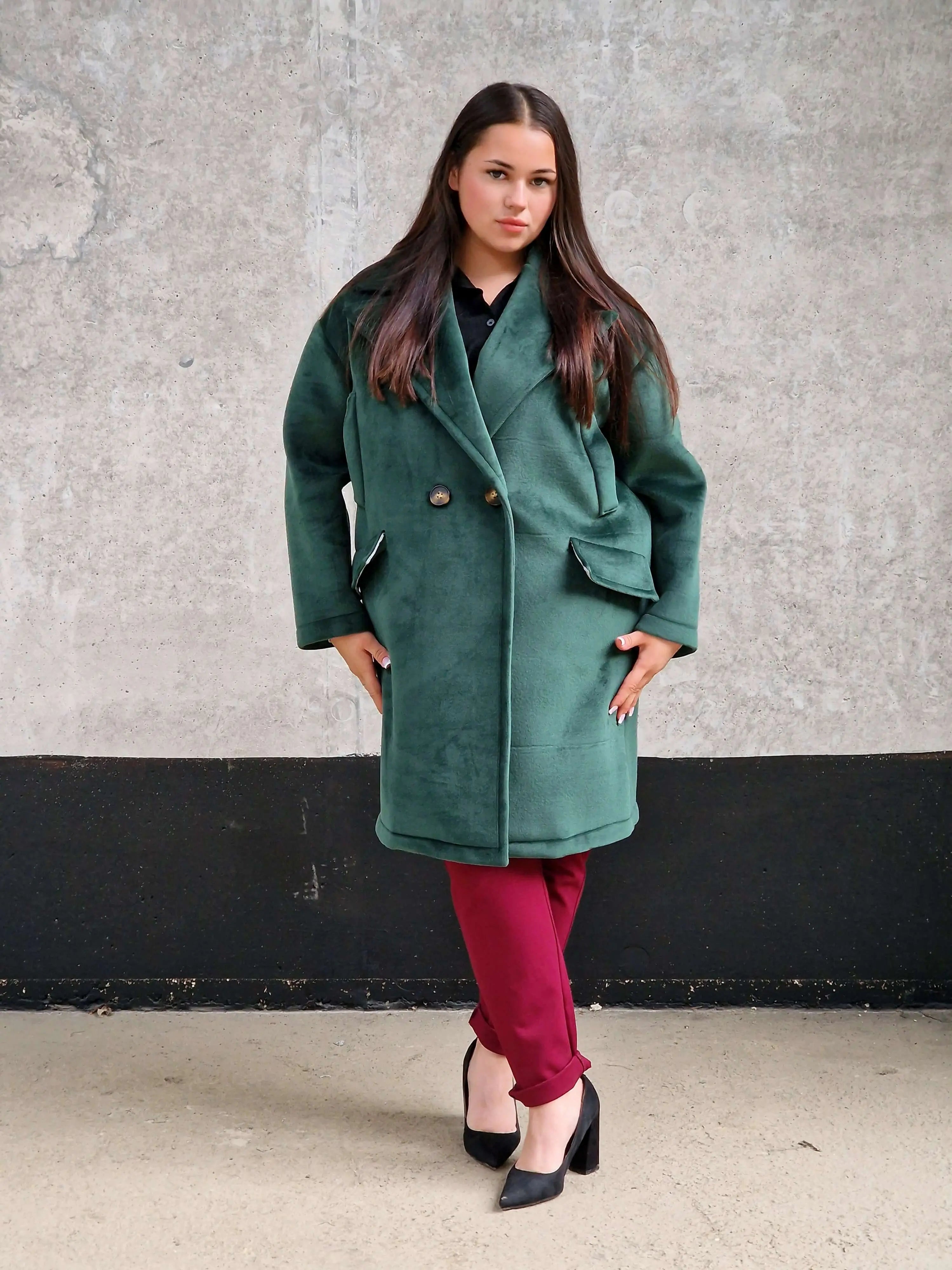 Welurowy płaszcz plus size – elegancja i luksus w jesiennym wydaniu. Stylowa XL