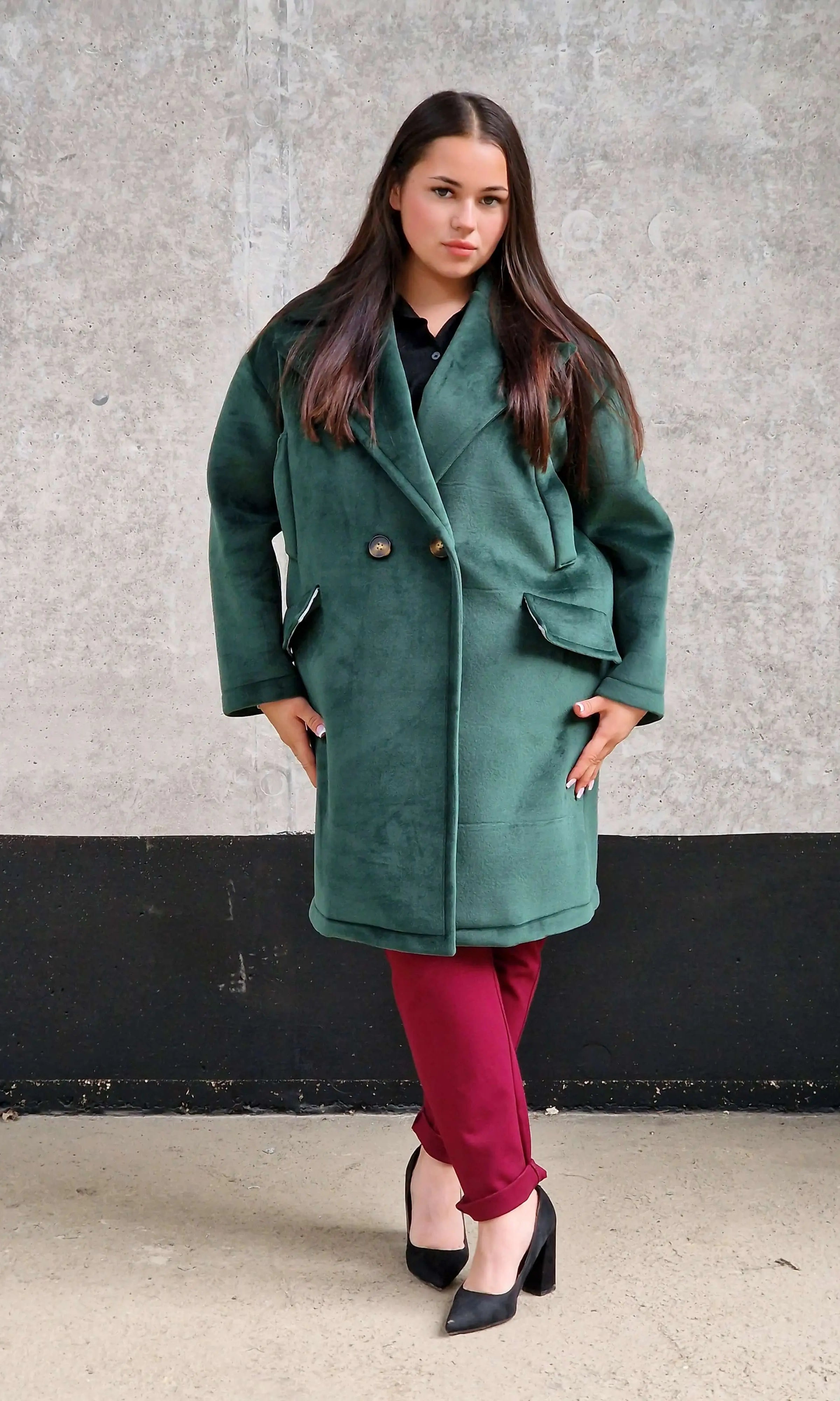 Welurowy płaszcz plus size – elegancja i luksus w jesiennym wydaniu. Stylowa XL