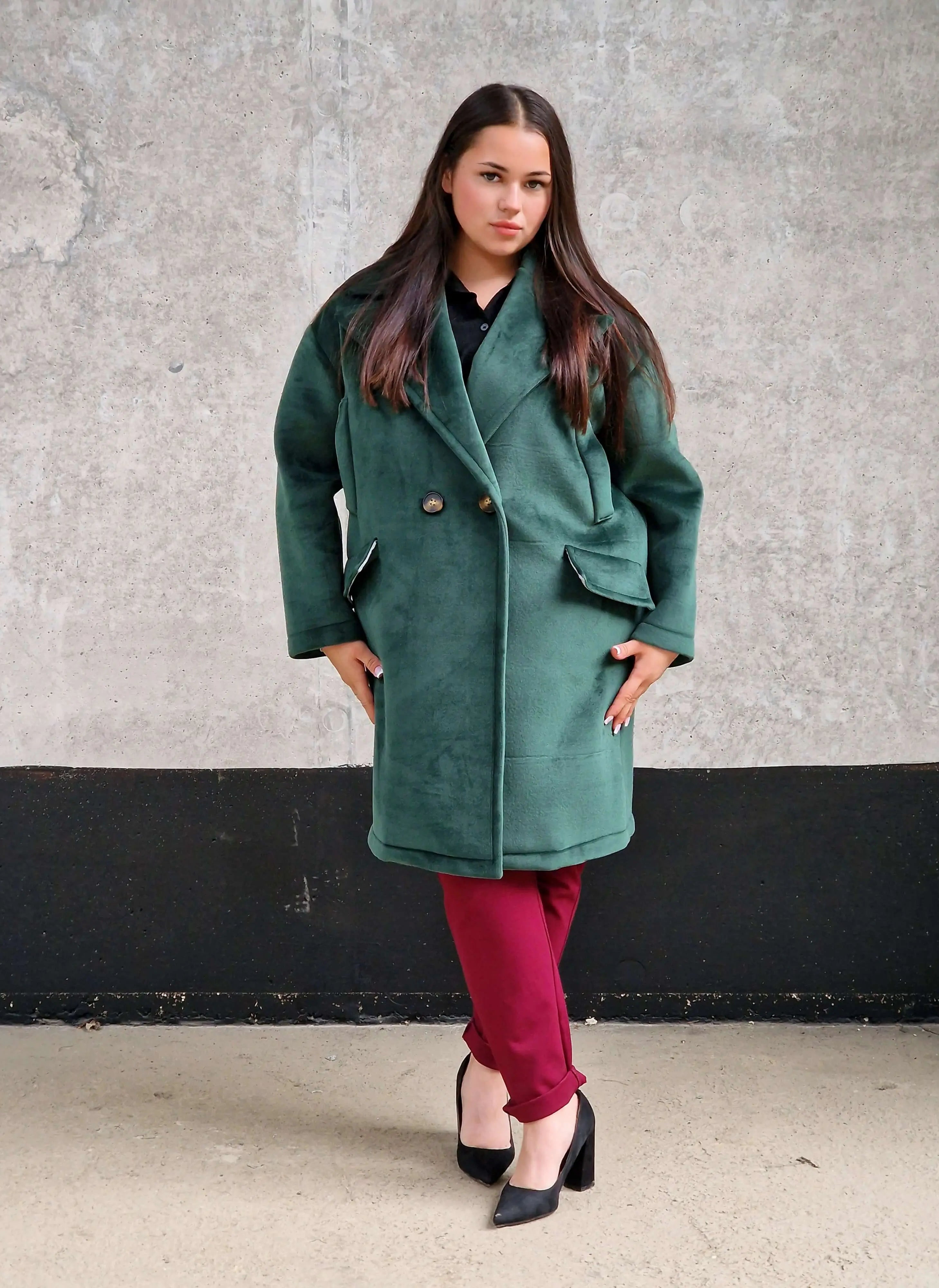 Welurowy płaszcz plus size – elegancja i luksus w jesiennym wydaniu. Stylowa XL