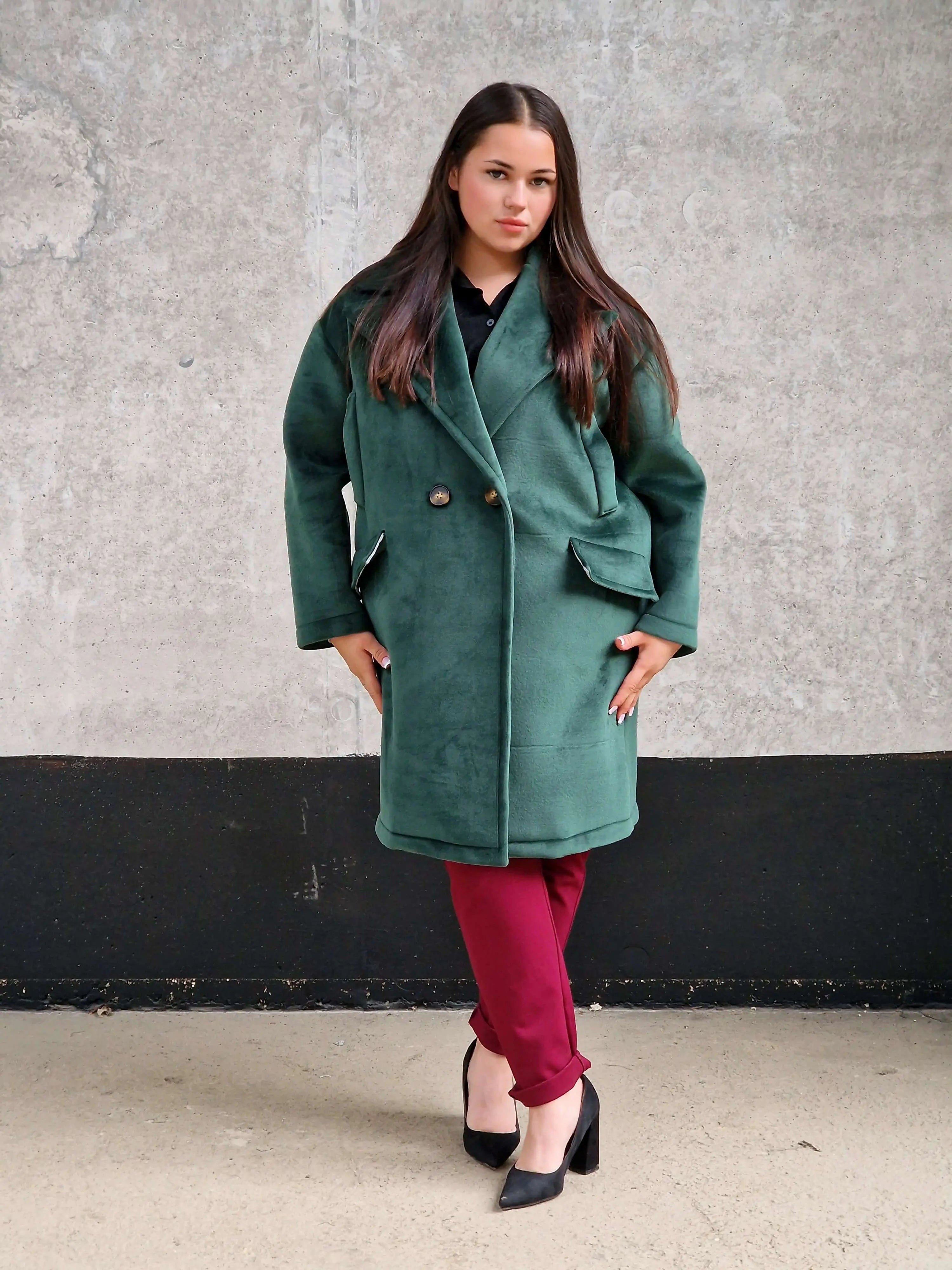 Welurowy płaszcz plus size – elegancja i luksus w jesiennym wydaniu. Stylowa XL