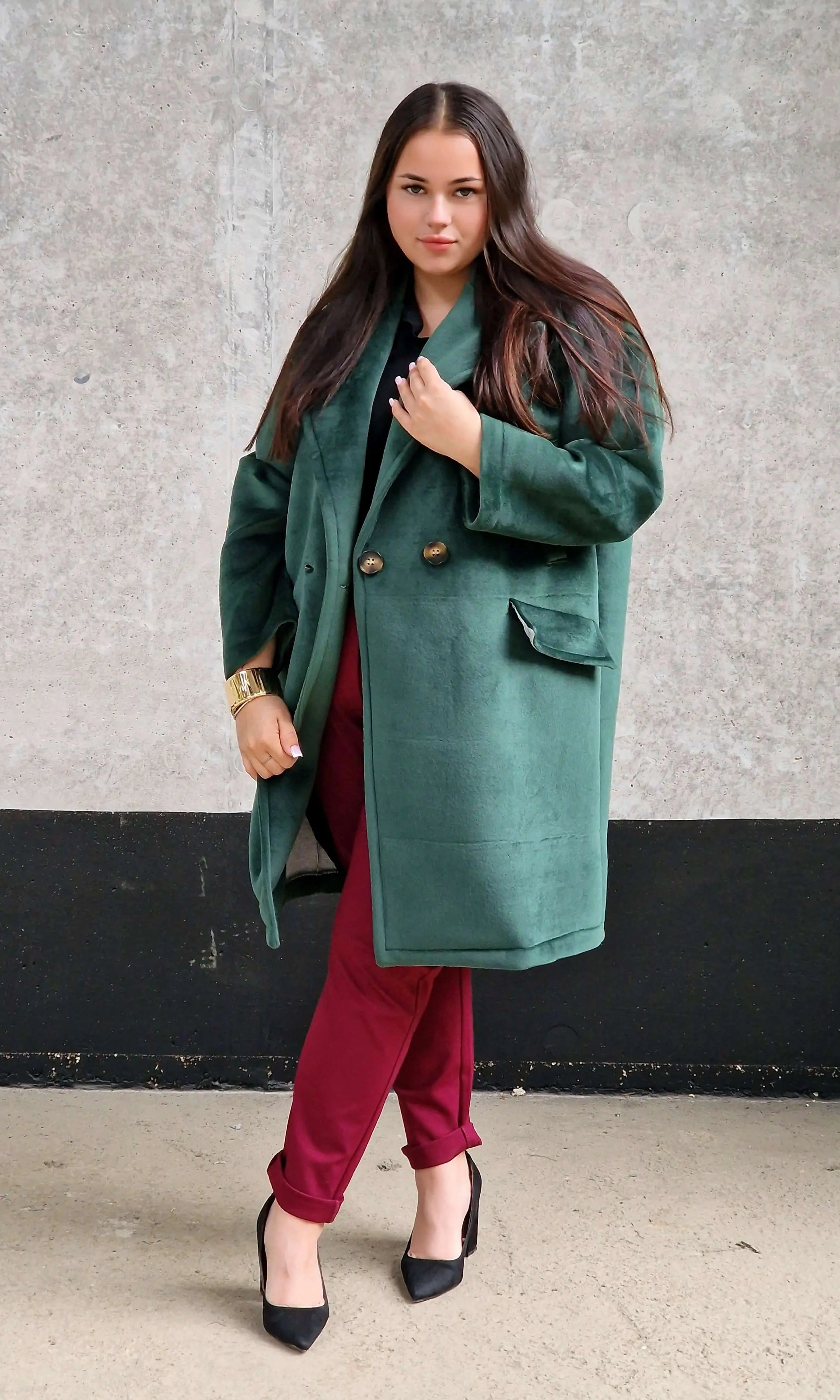 Welurowy płaszcz plus size – elegancja i luksus w jesiennym wydaniu. Stylowa XL