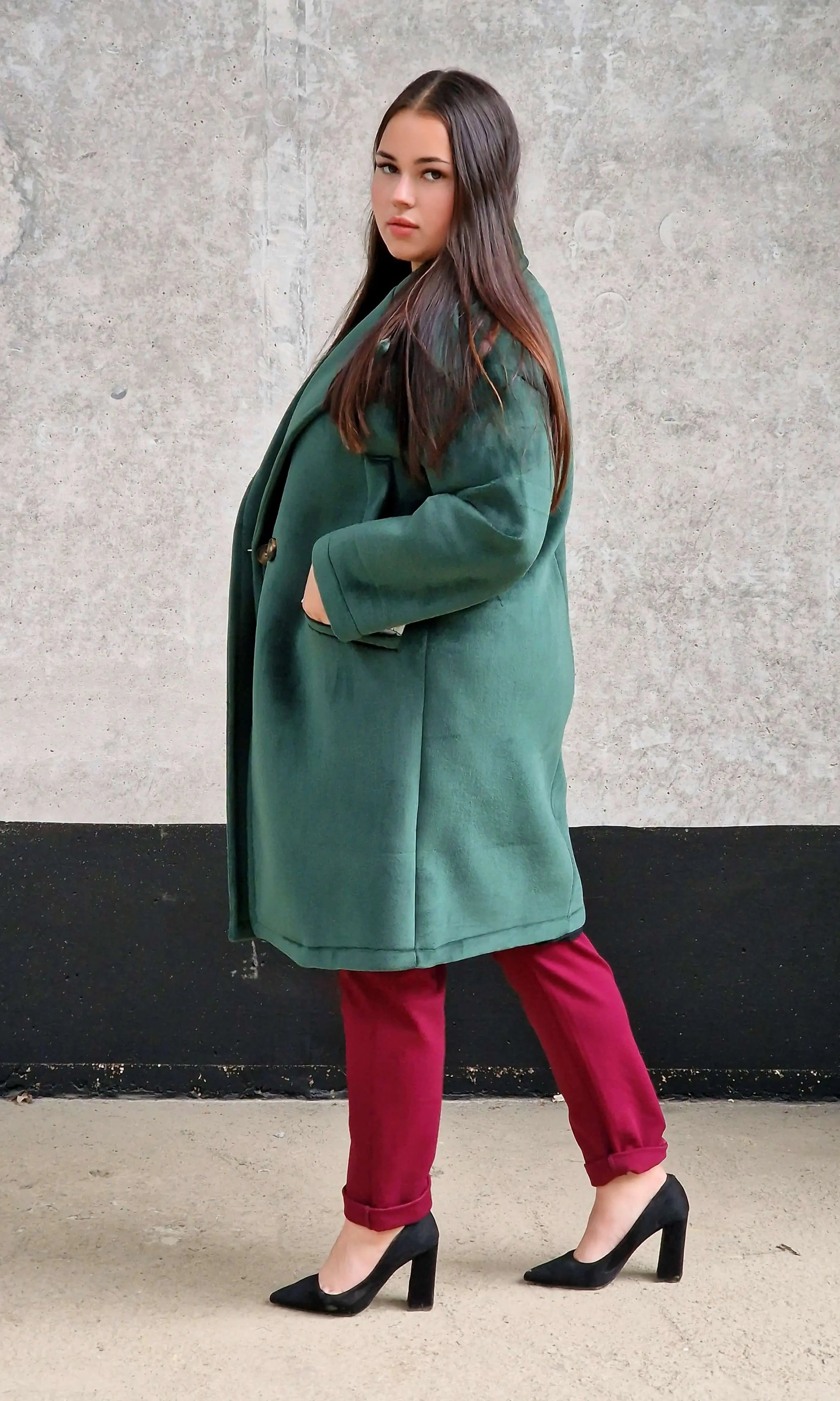 Welurowy płaszcz plus size – elegancja i luksus w jesiennym wydaniu. Stylowa XL