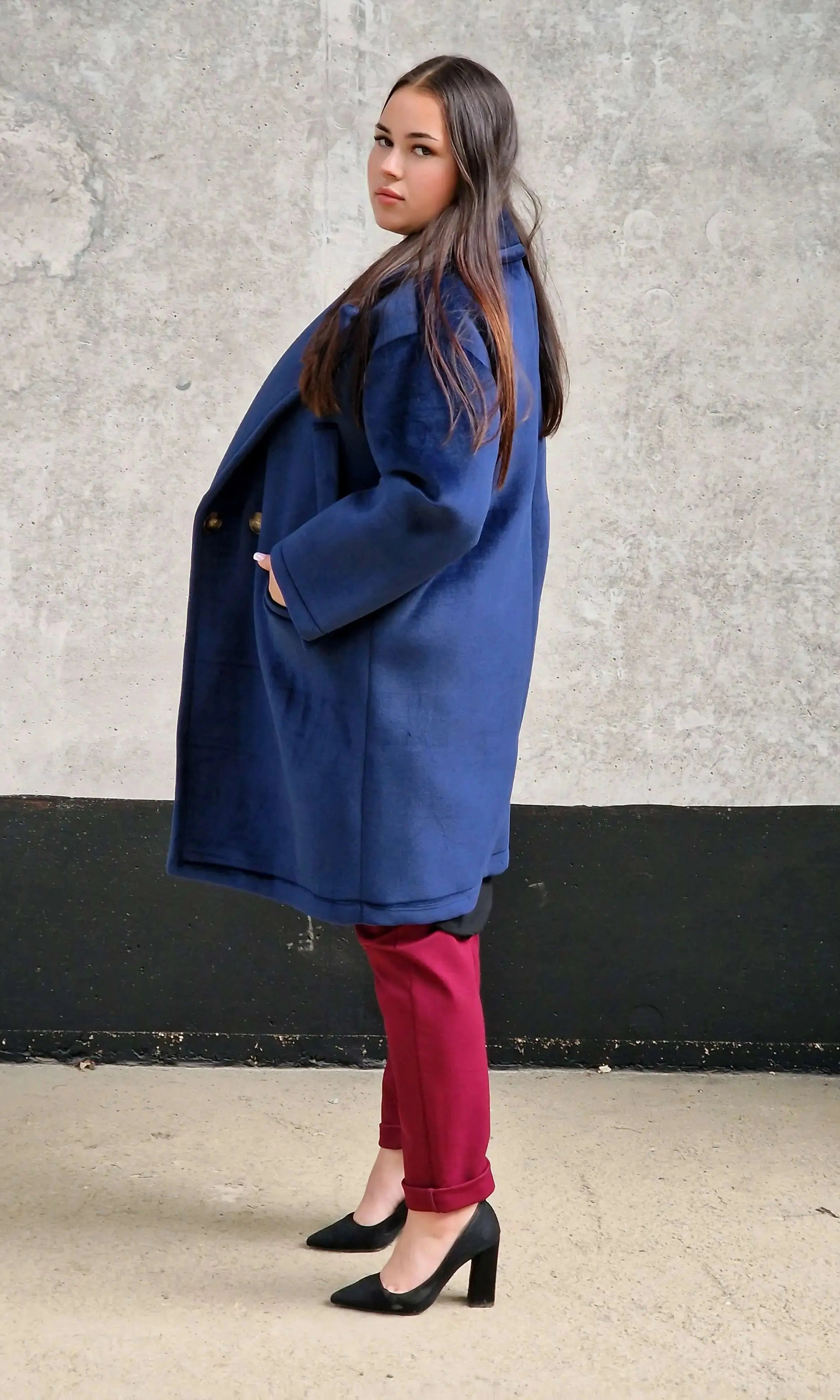 Welurowy płaszcz plus size – elegancja i luksus w jesiennym wydaniu. Stylowa XL