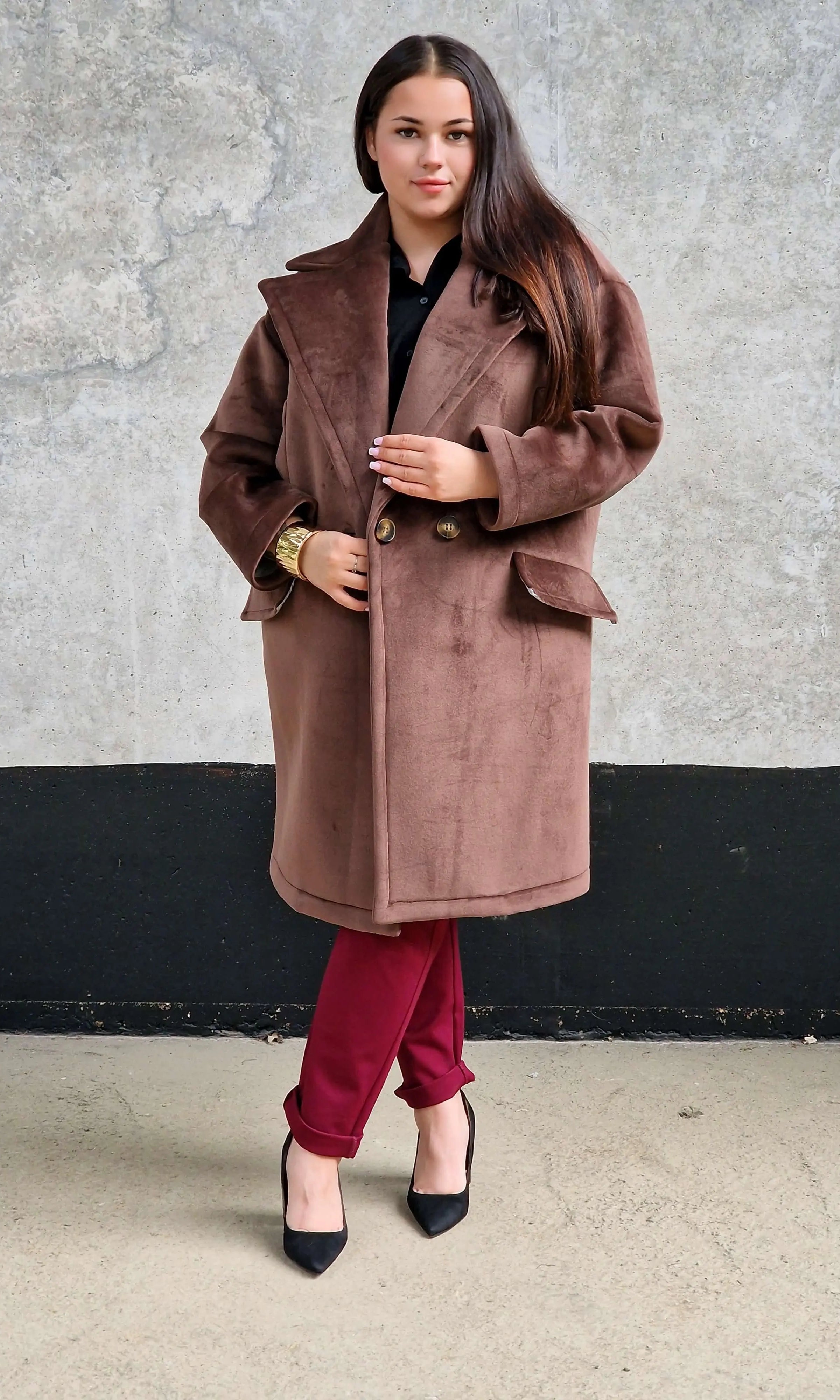 Welurowy płaszcz plus size – elegancja i luksus w jesiennym wydaniu. Stylowa XL