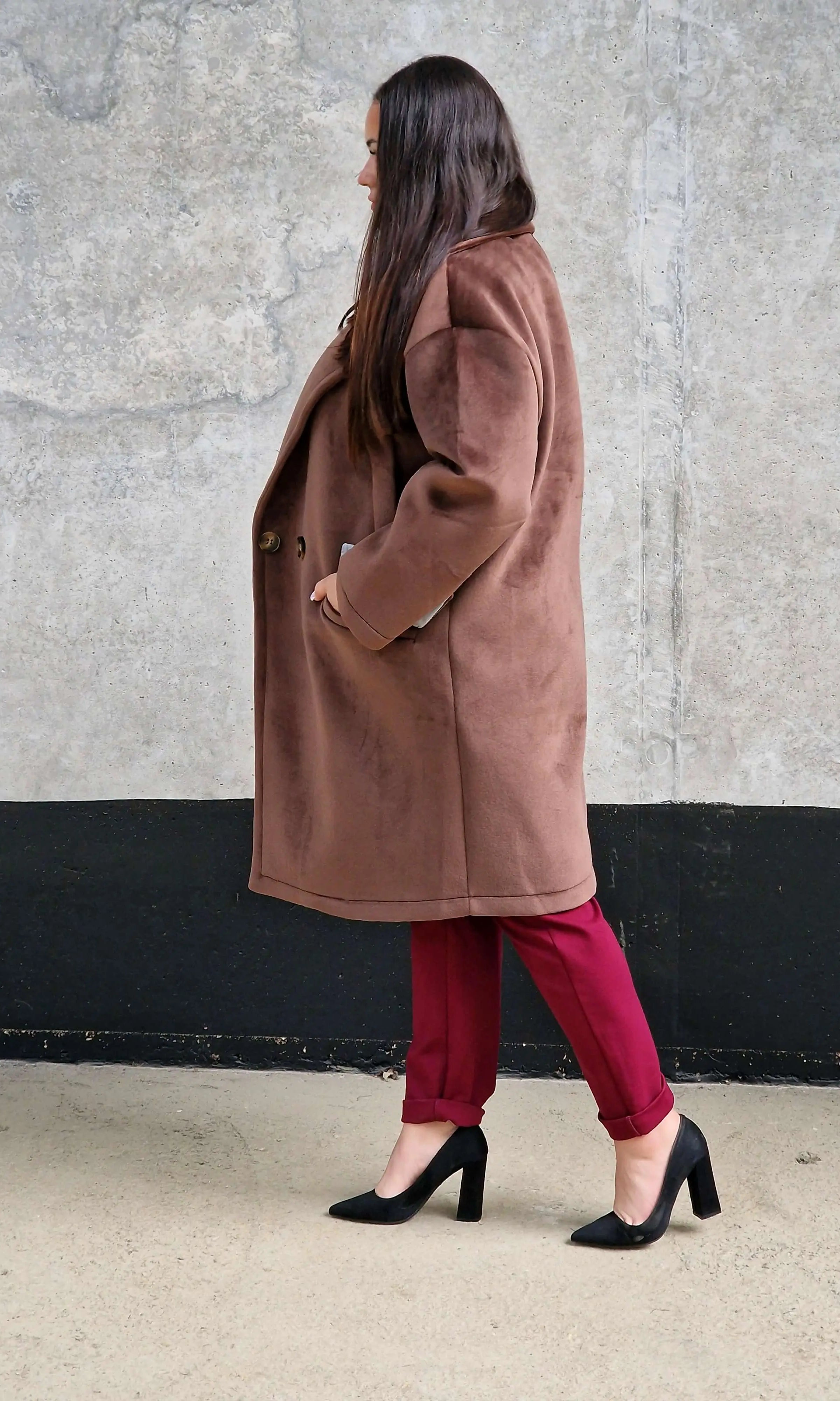 Welurowy płaszcz plus size – elegancja i luksus w jesiennym wydaniu. Stylowa XL