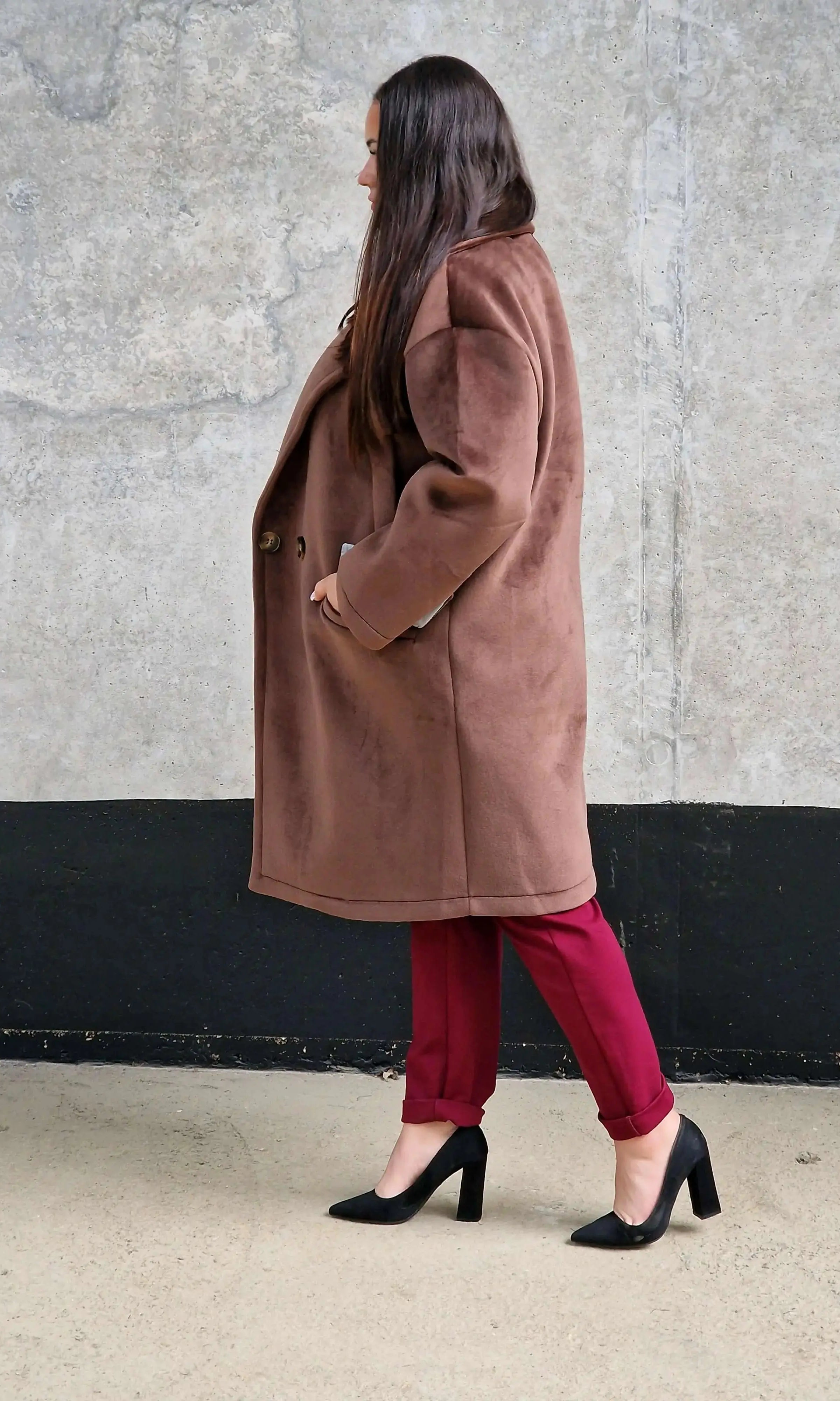 Welurowy płaszcz plus size – elegancja i luksus w jesiennym wydaniu. Stylowa XL