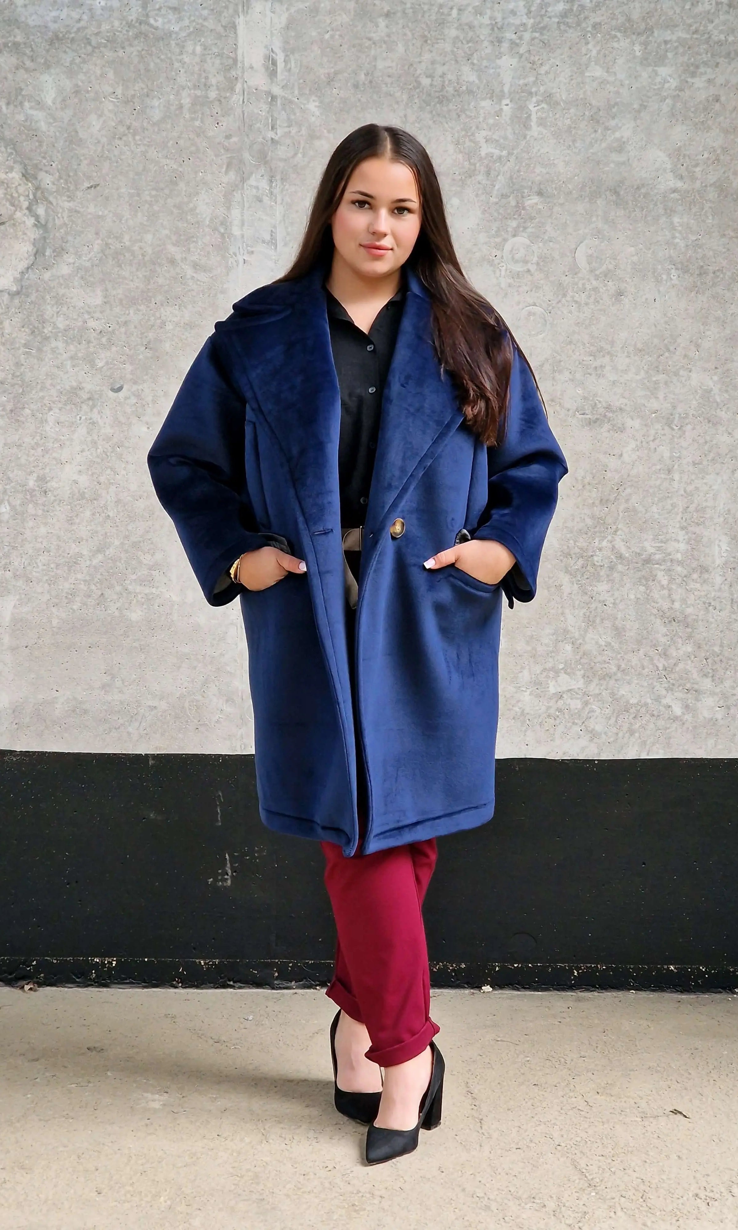 Welurowy płaszcz plus size – elegancja i luksus w jesiennym wydaniu. Stylowa XL