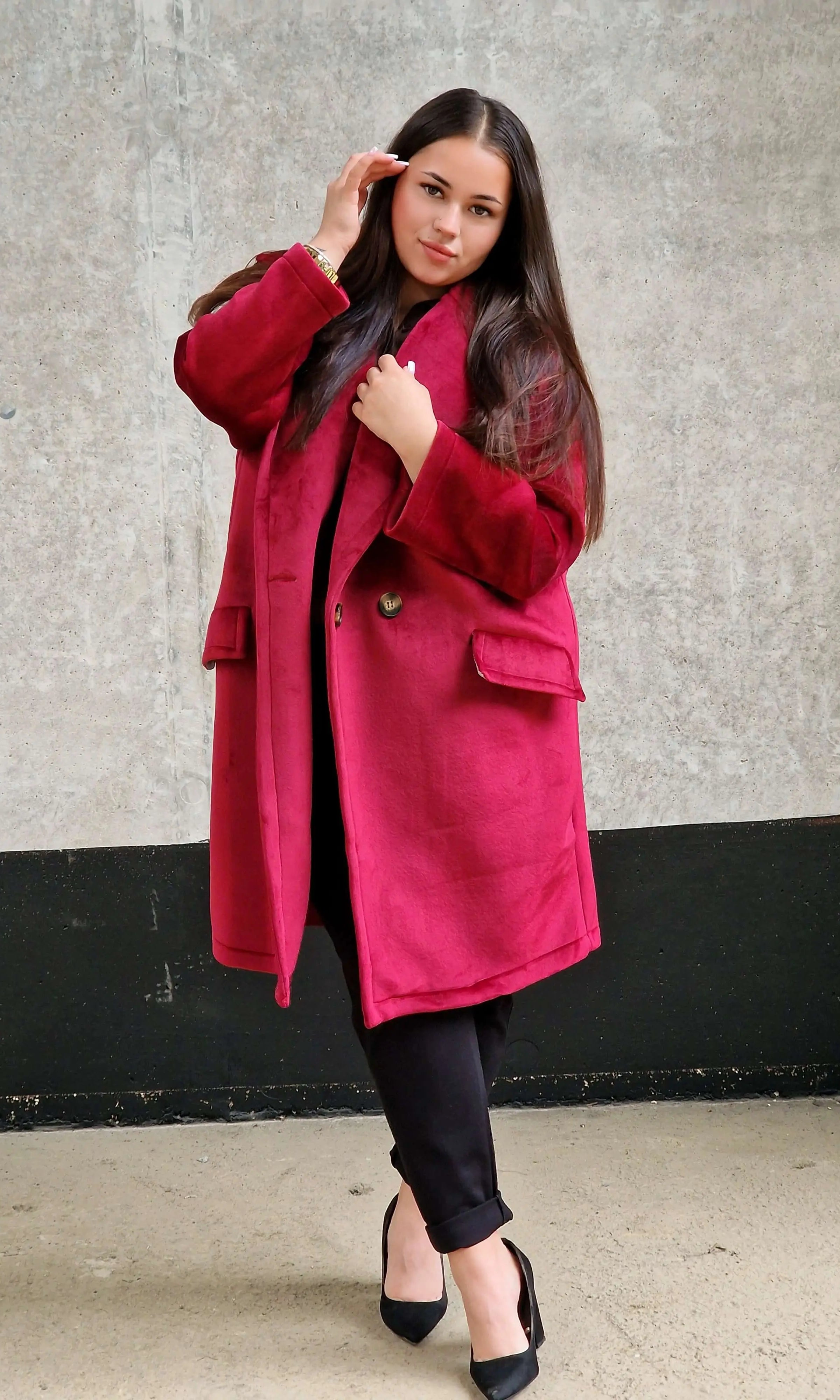 Welurowy płaszcz plus size – elegancja i luksus w jesiennym wydaniu. Stylowa XL