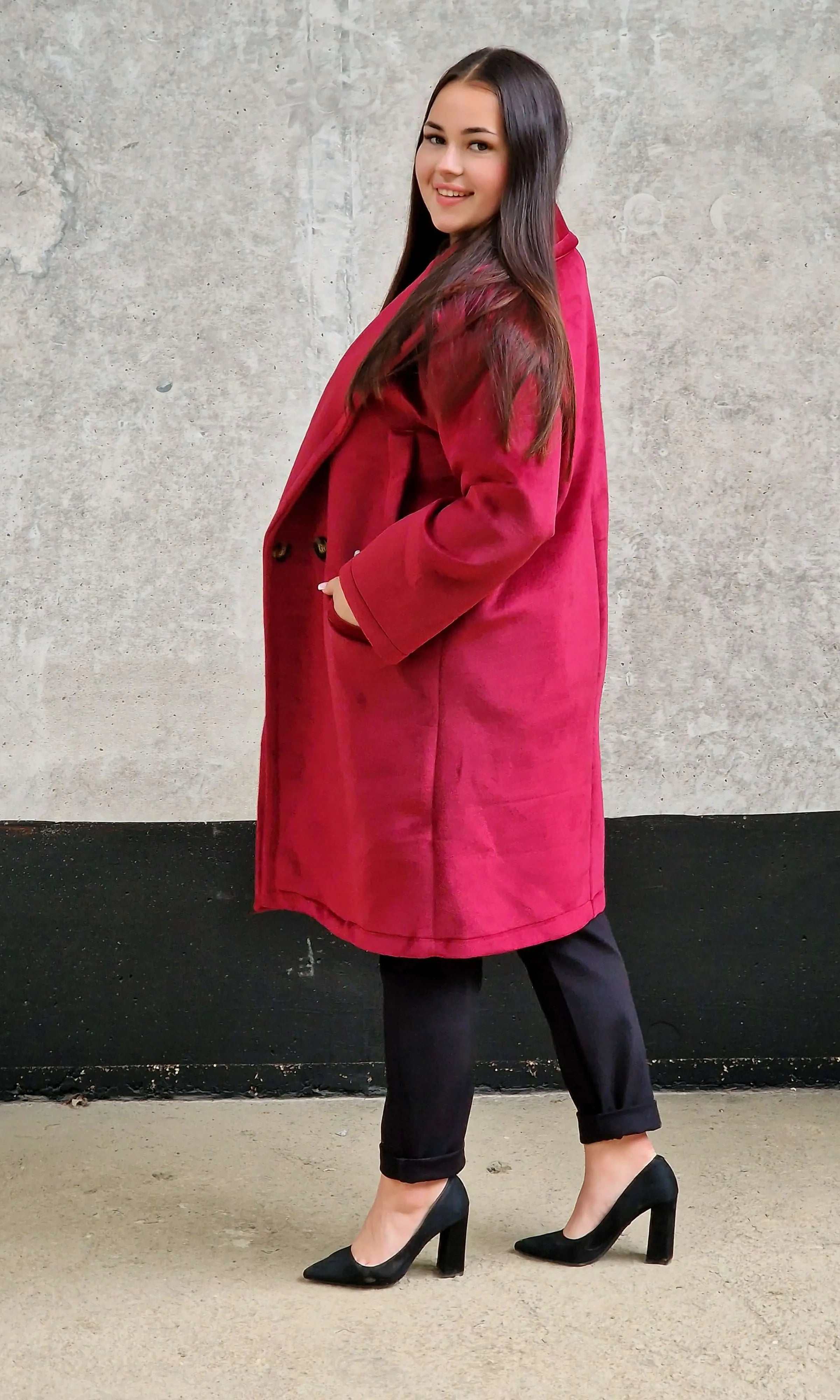 Welurowy płaszcz plus size – elegancja i luksus w jesiennym wydaniu. Stylowa XL