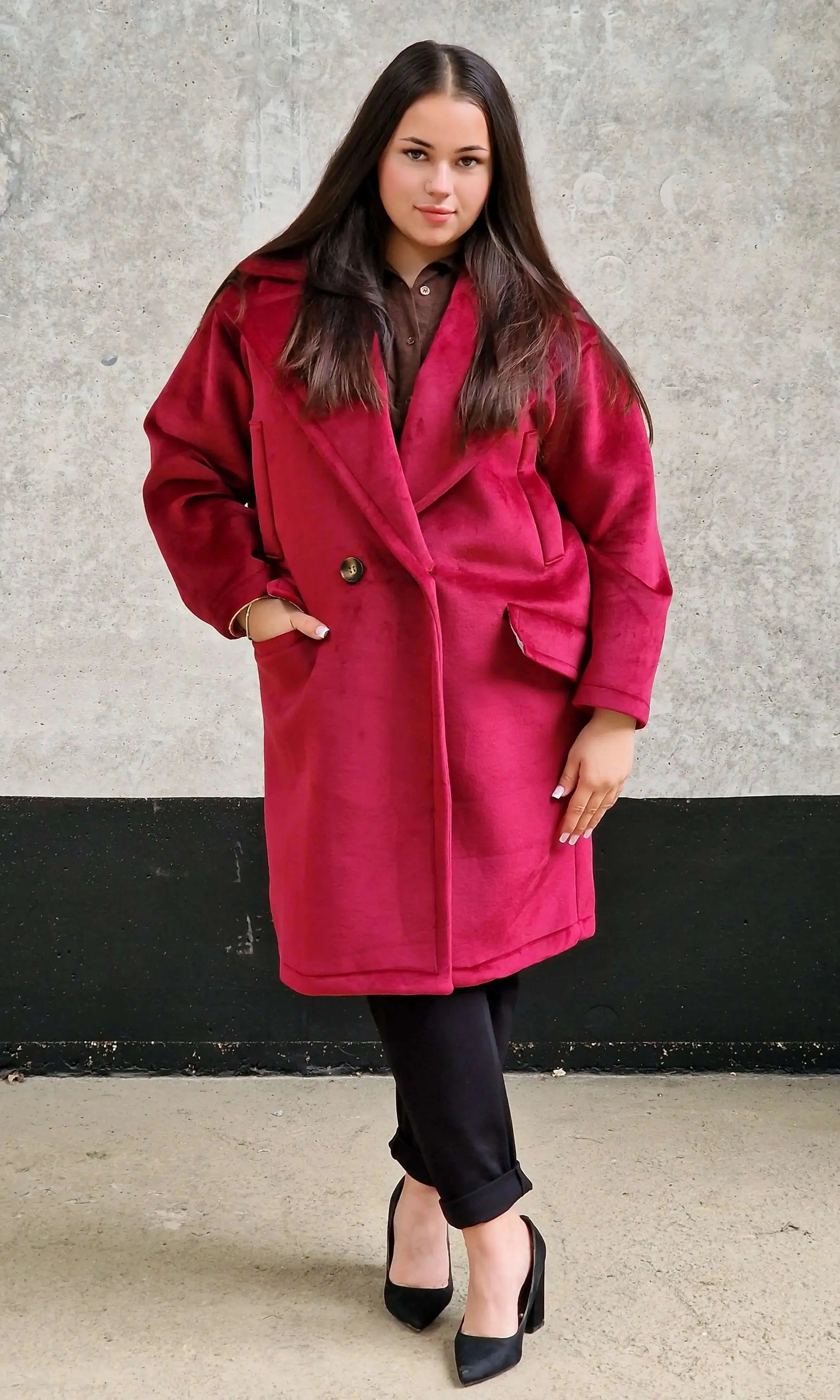 Welurowy płaszcz plus size – elegancja i luksus w jesiennym wydaniu. Stylowa XL