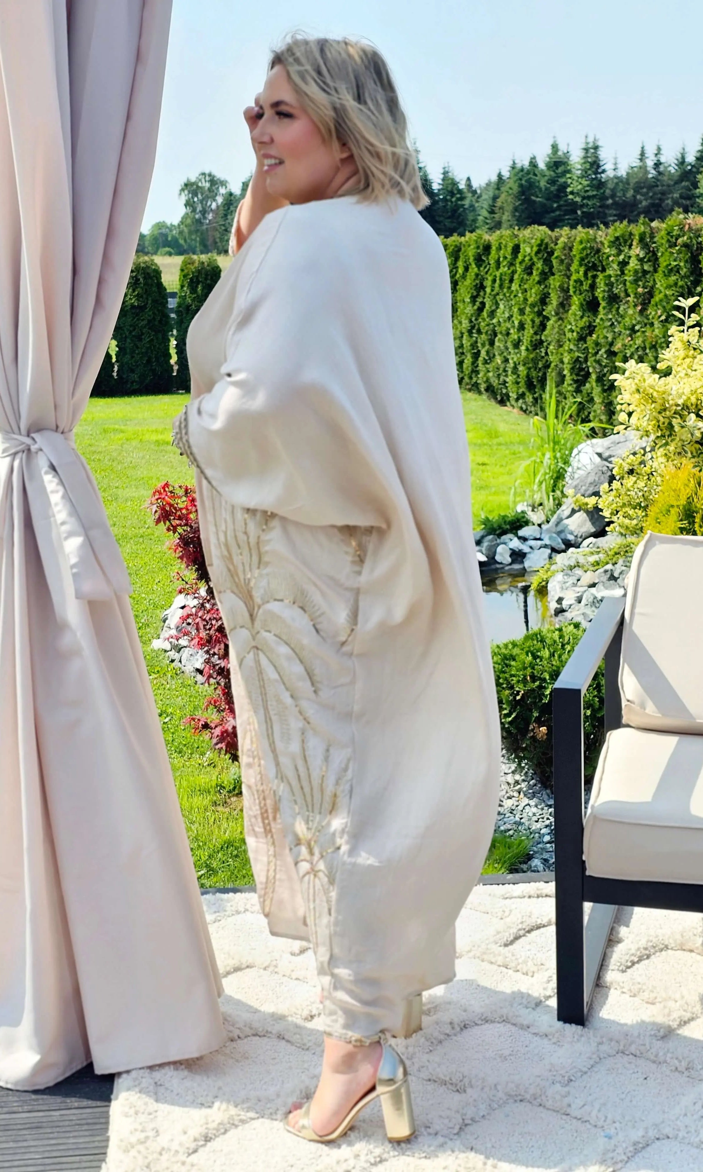 Wyjątkowa sukienka z misternym haftem Stylowa XL