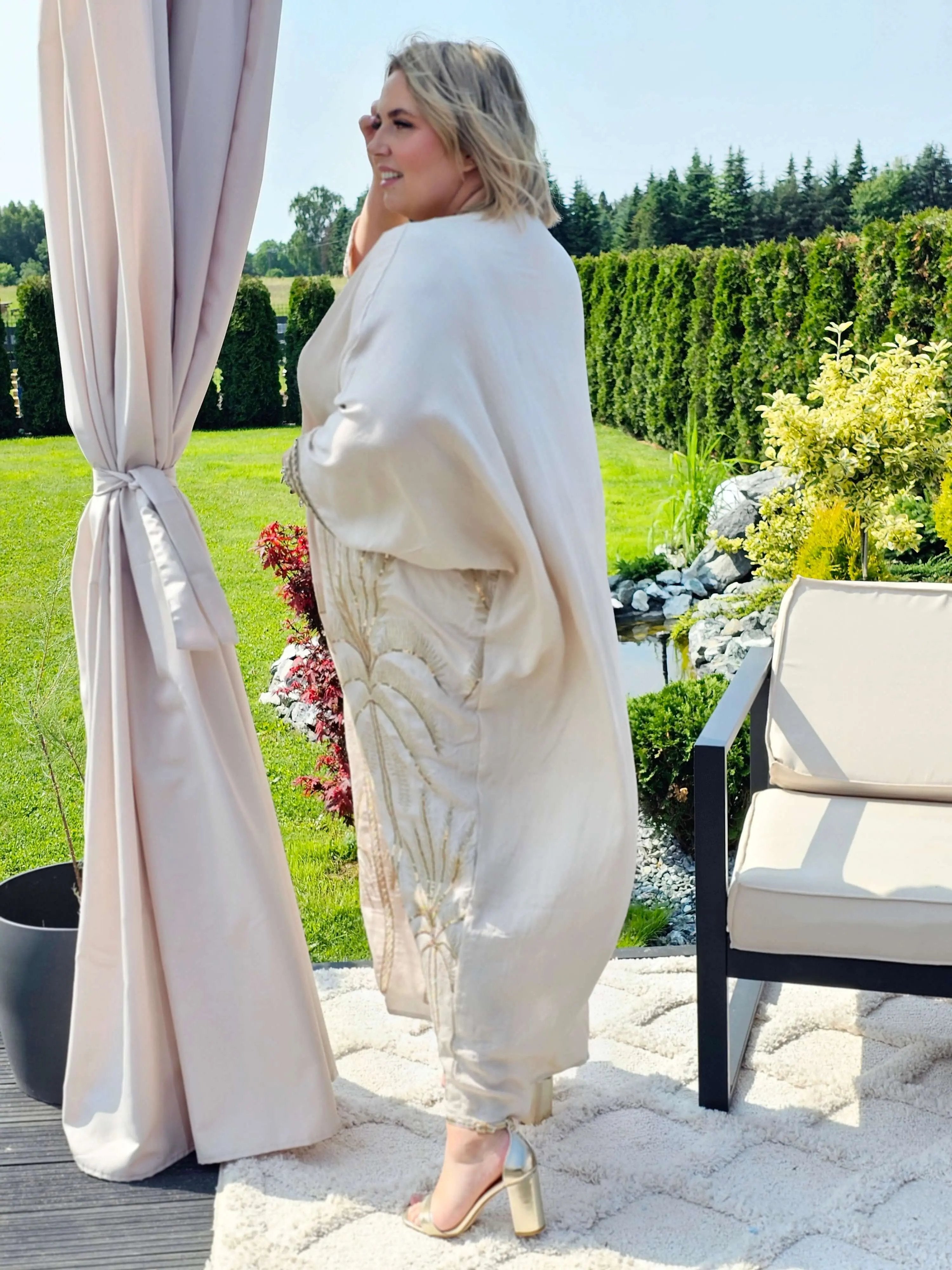 Wyjątkowa sukienka z misternym haftem Stylowa XL