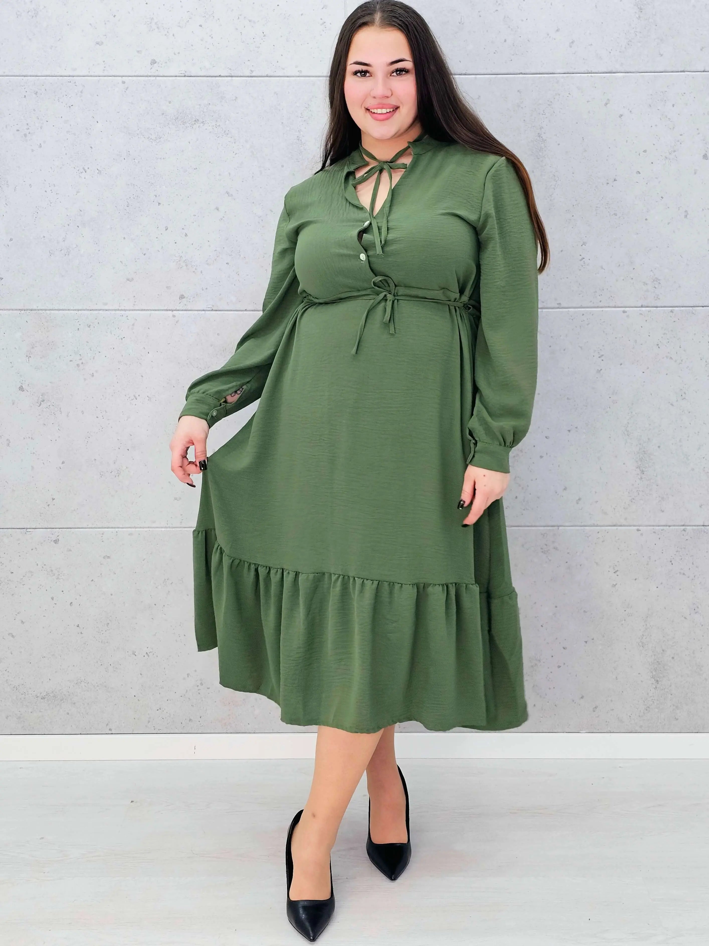 Zielona sukienka plus size z wiązaniem – elegancja w lekkim wydaniu Stylowa XL Stylowa XL