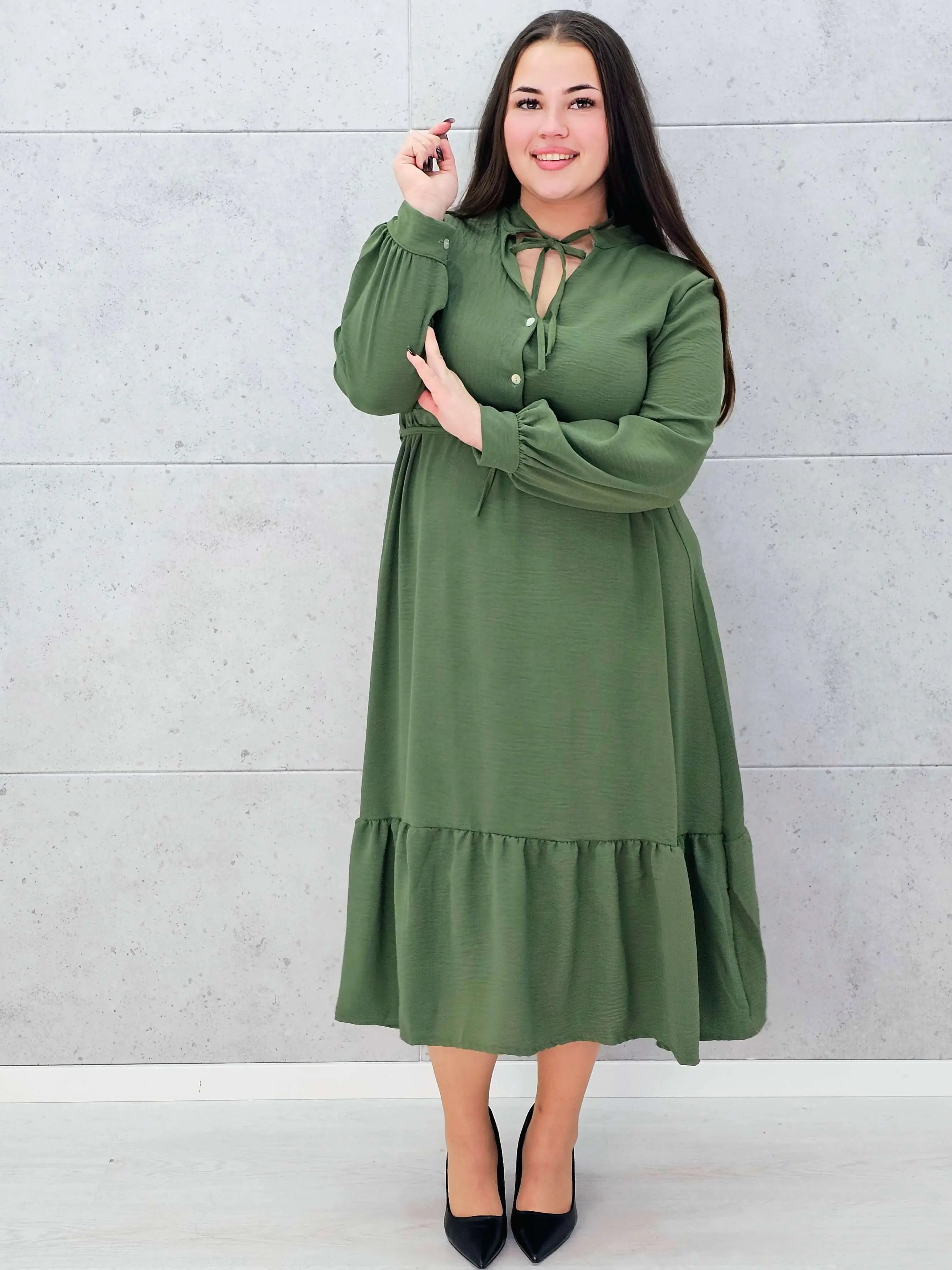 Zielona sukienka plus size z wiązaniem – elegancja w lekkim wydaniu Stylowa XL Stylowa XL