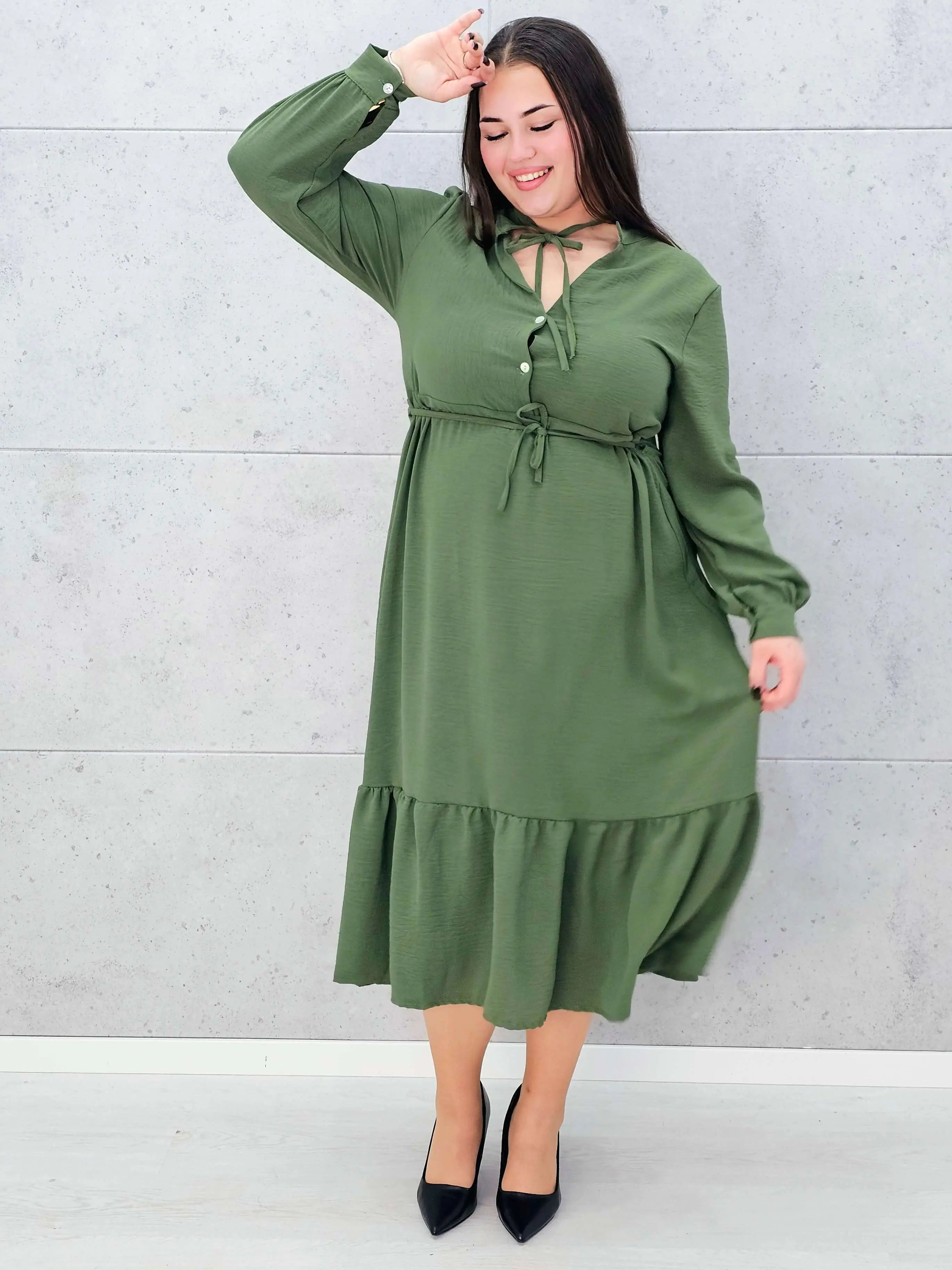 Zielona sukienka plus size z wiązaniem – elegancja w lekkim wydaniu Stylowa XL Stylowa XL