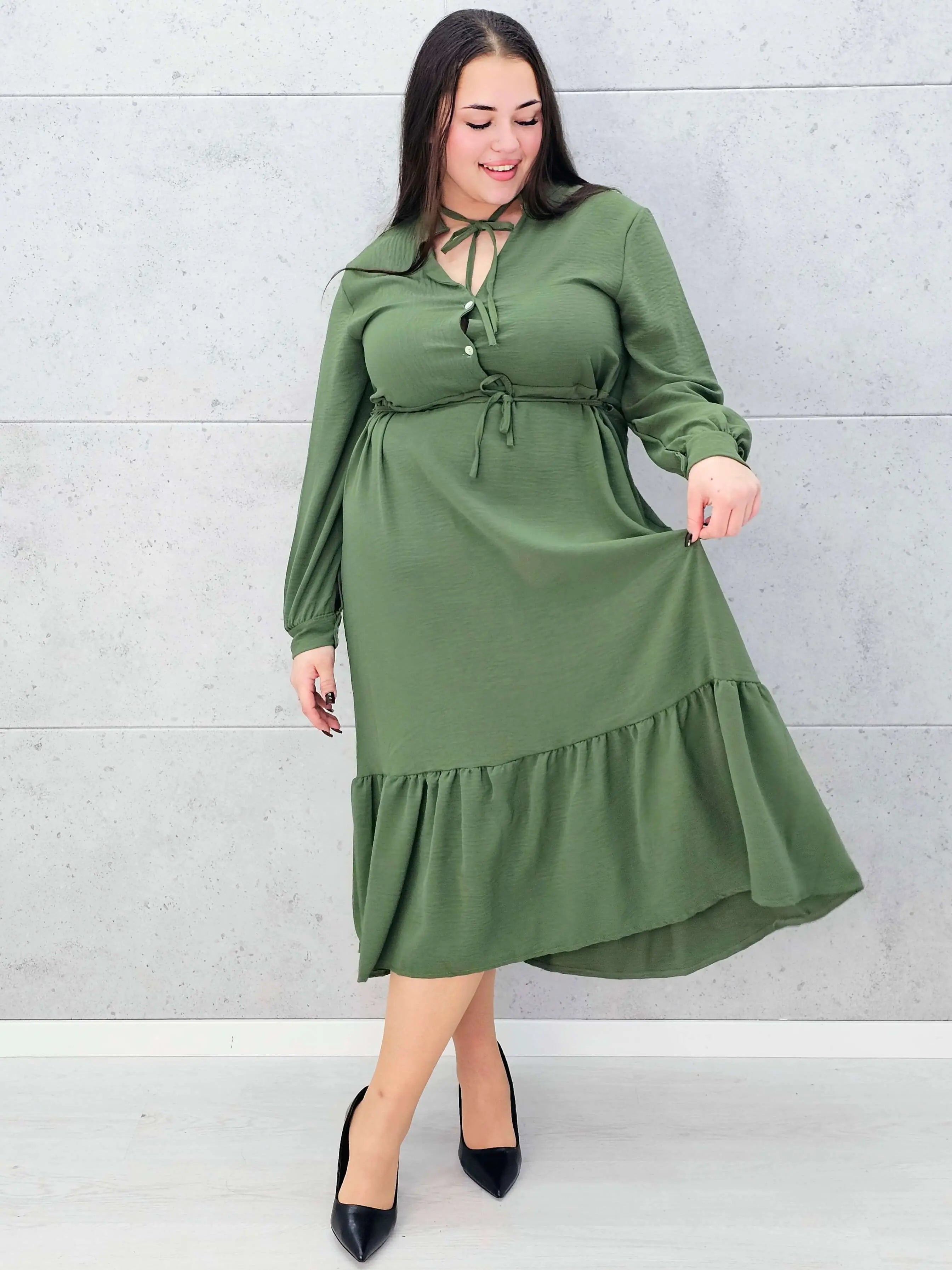 Zielona sukienka plus size z wiązaniem – elegancja w lekkim wydaniu Stylowa XL Stylowa XL