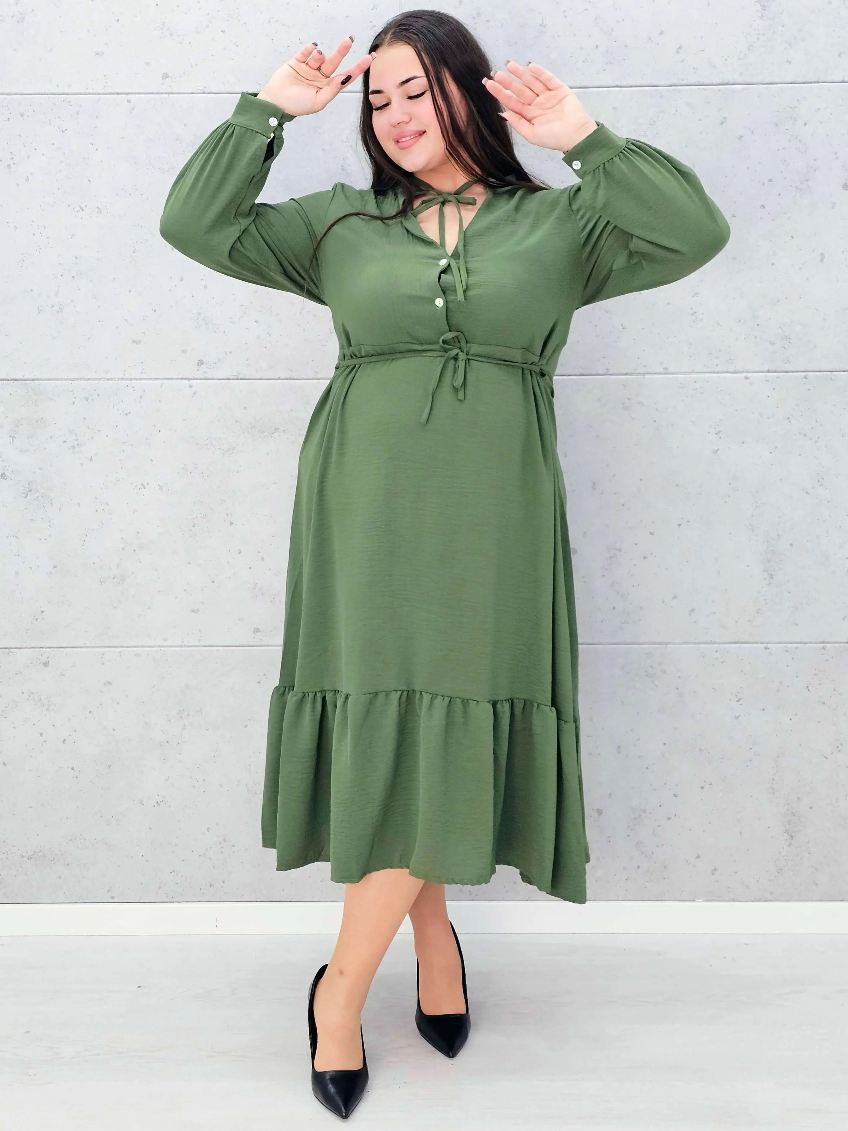 Zielona sukienka plus size z wiązaniem – elegancja w lekkim wydaniu Stylowa XL Stylowa XL