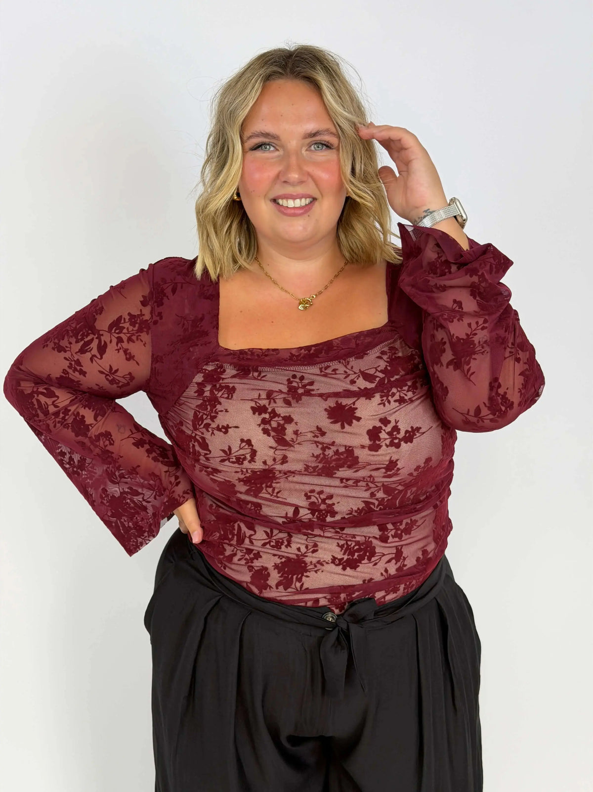 Zjawiskowe body Plus Size z welurowym wzorem i dekoltem karo dostępne w dwóch kolorach Stylowa XL