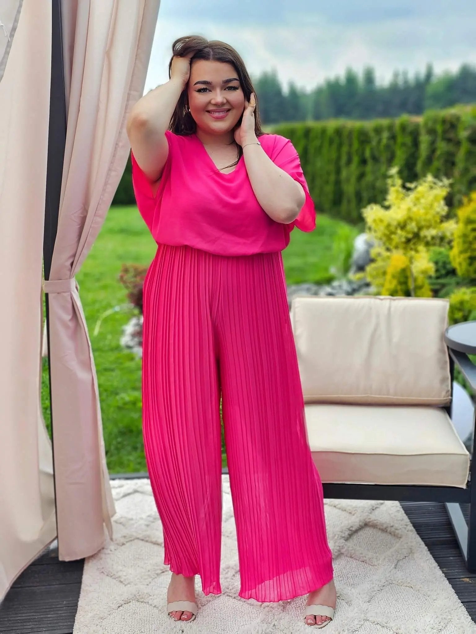 Zjawiskowy kombinezon z plisowanymi nogawkami – styl i wygoda w jednym! 🌸 Stylowa XL