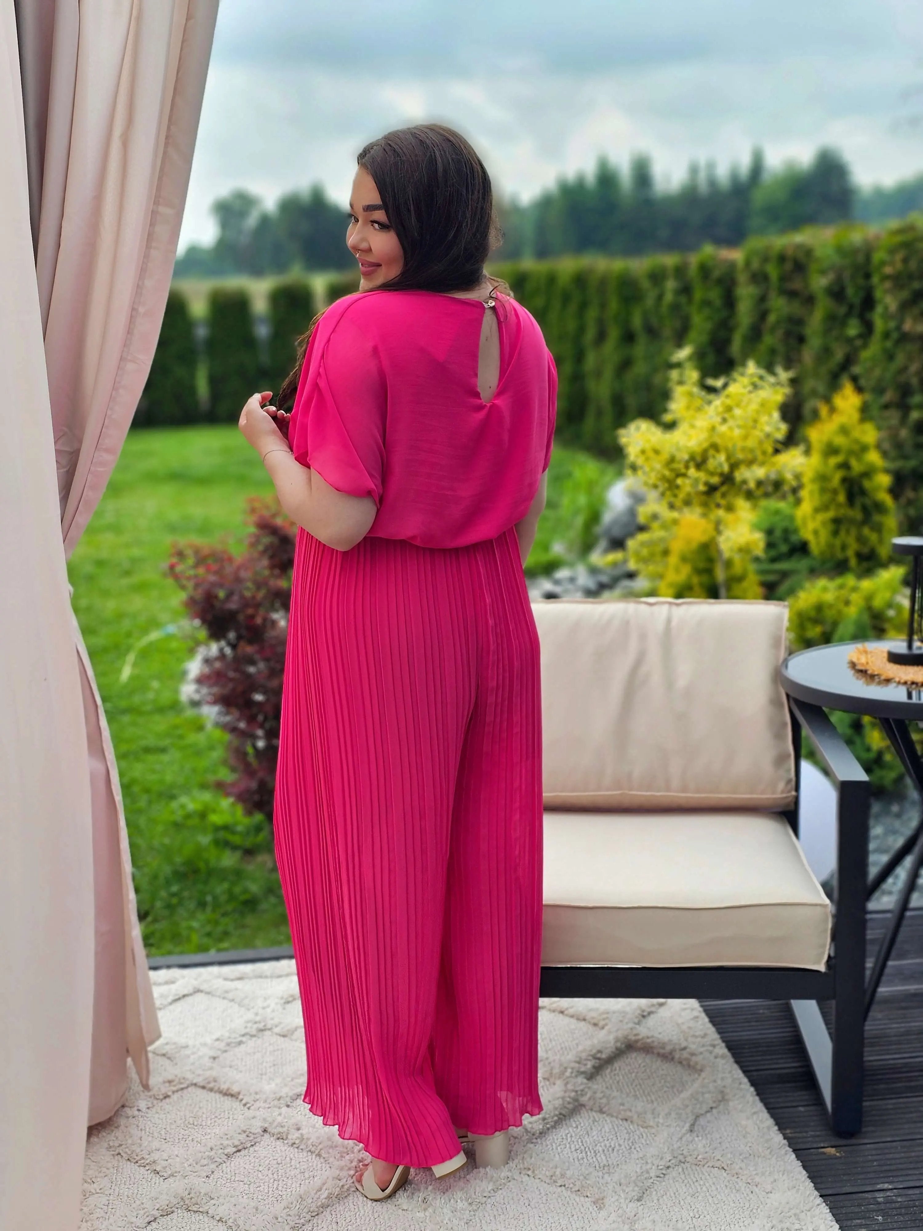 Zjawiskowy kombinezon z plisowanymi nogawkami – styl i wygoda w jednym! 🌸 Stylowa XL