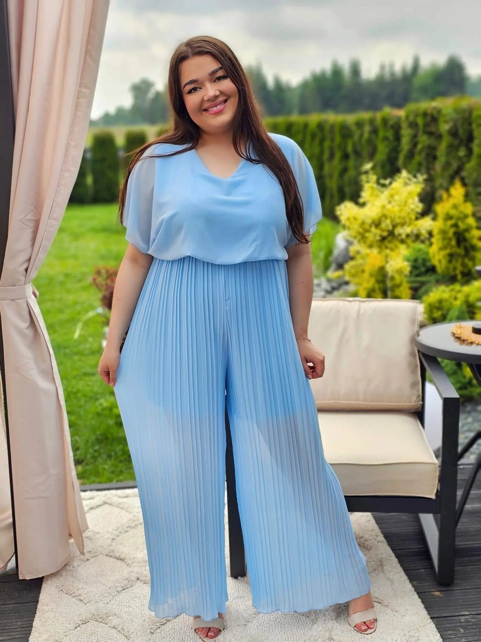 Zjawiskowy kombinezon z plisowanymi nogawkami – styl i wygoda w jednym! 🌸 Stylowa XL