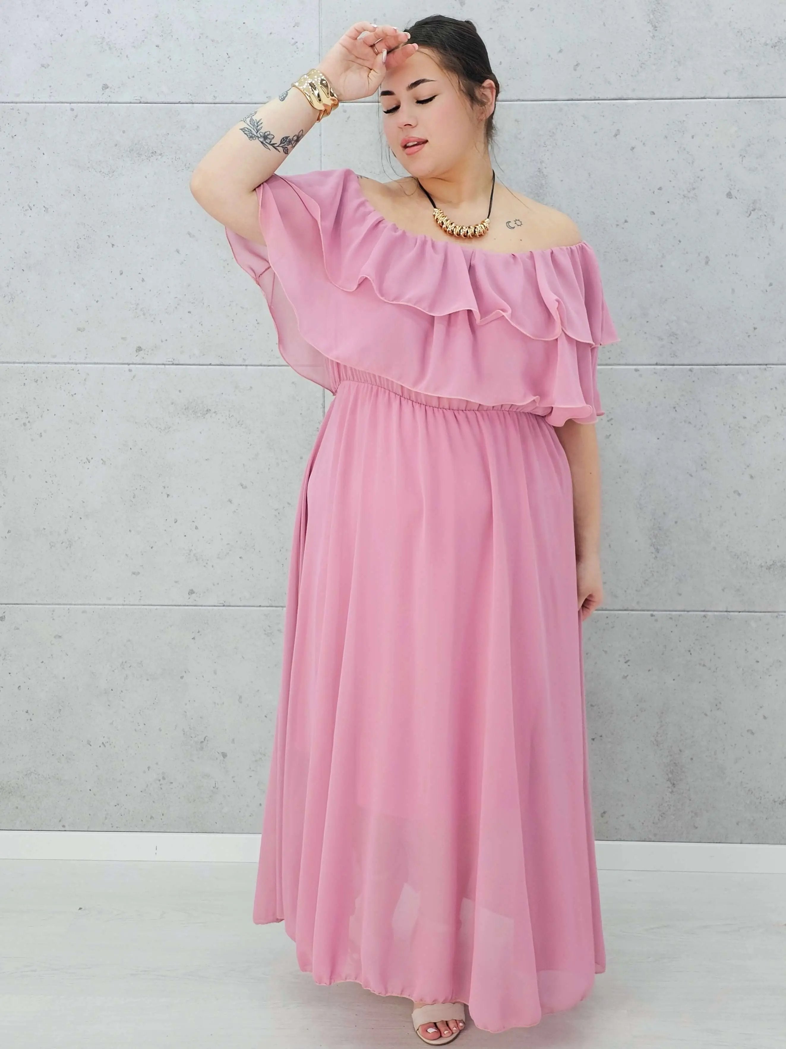 Zwiewna sukienka hiszpanka z efektowną falbaną Stylowa XL