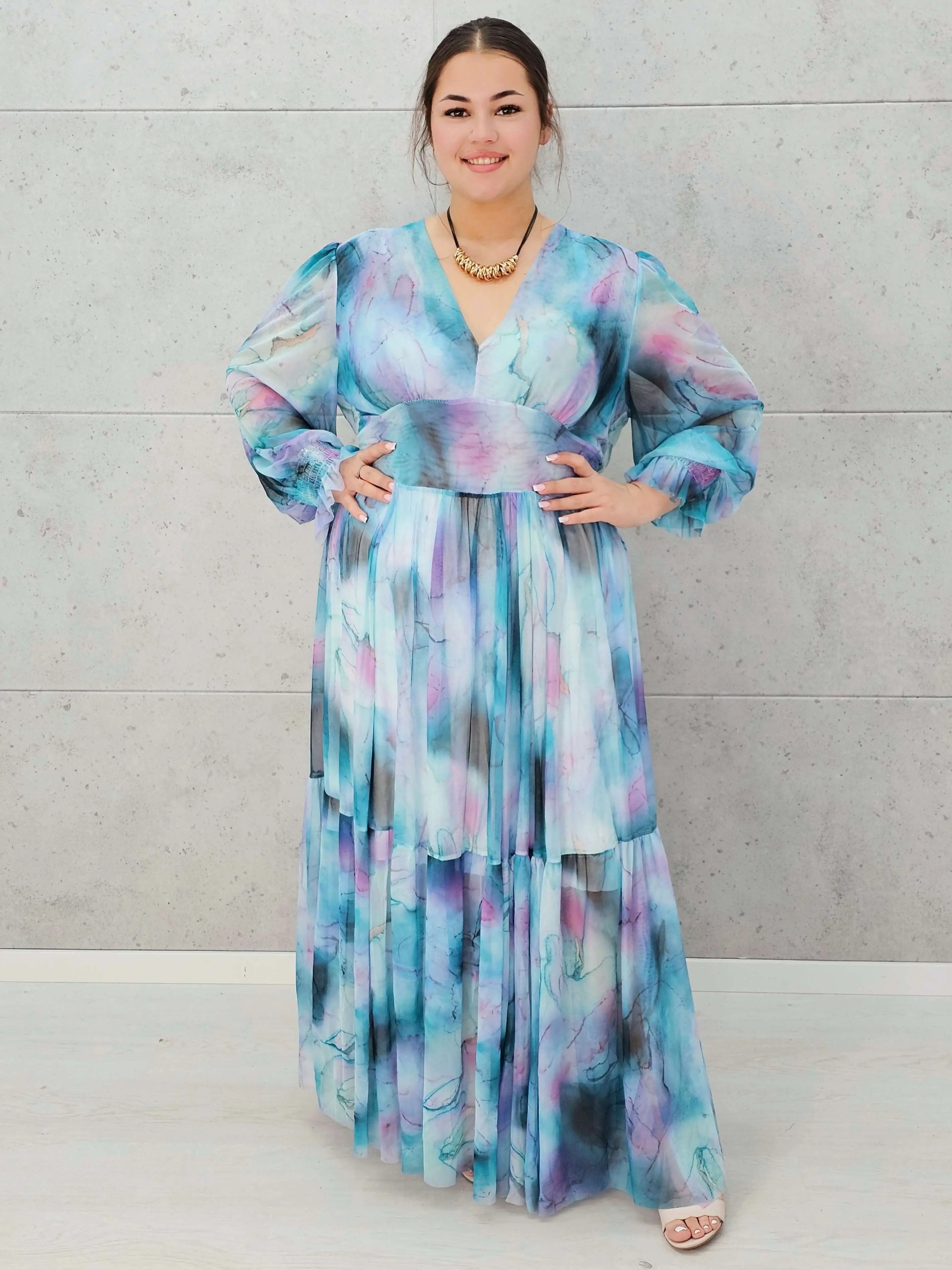 Zwiewna sukienka maxi w odcieniach błękitu Stylowa XL