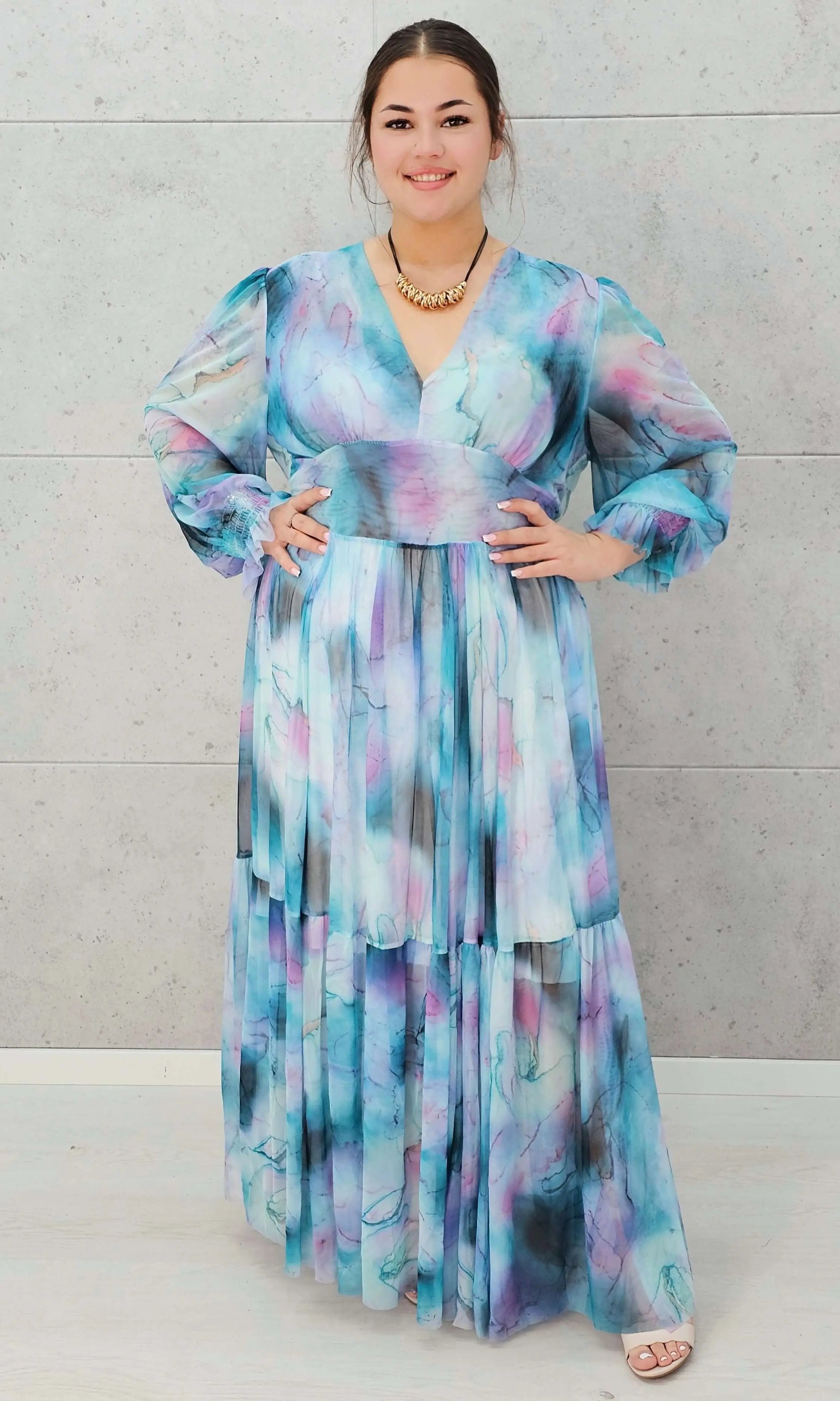 Zwiewna sukienka maxi w odcieniach błękitu Stylowa XL