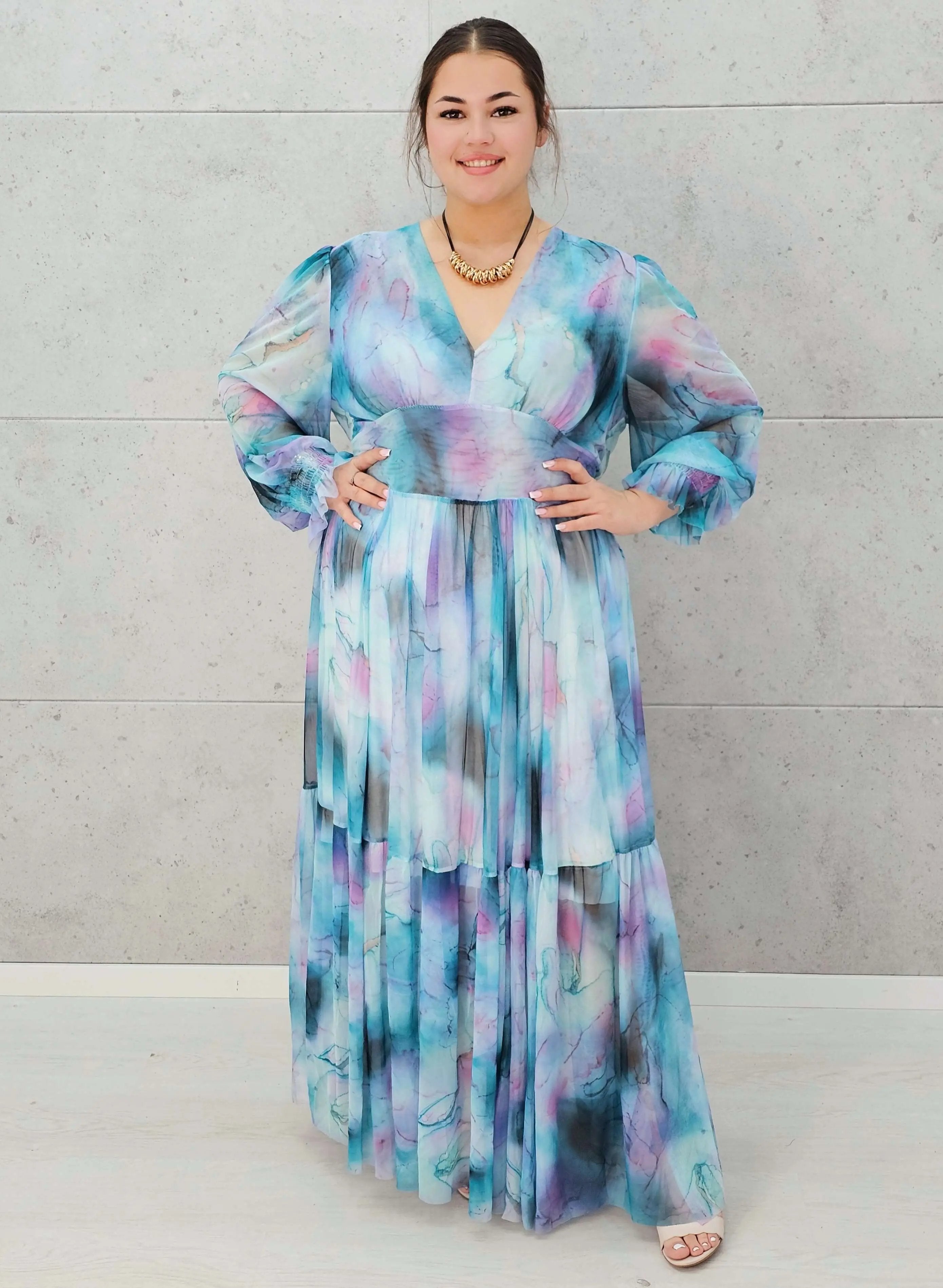 Zwiewna sukienka maxi w odcieniach błękitu Stylowa XL