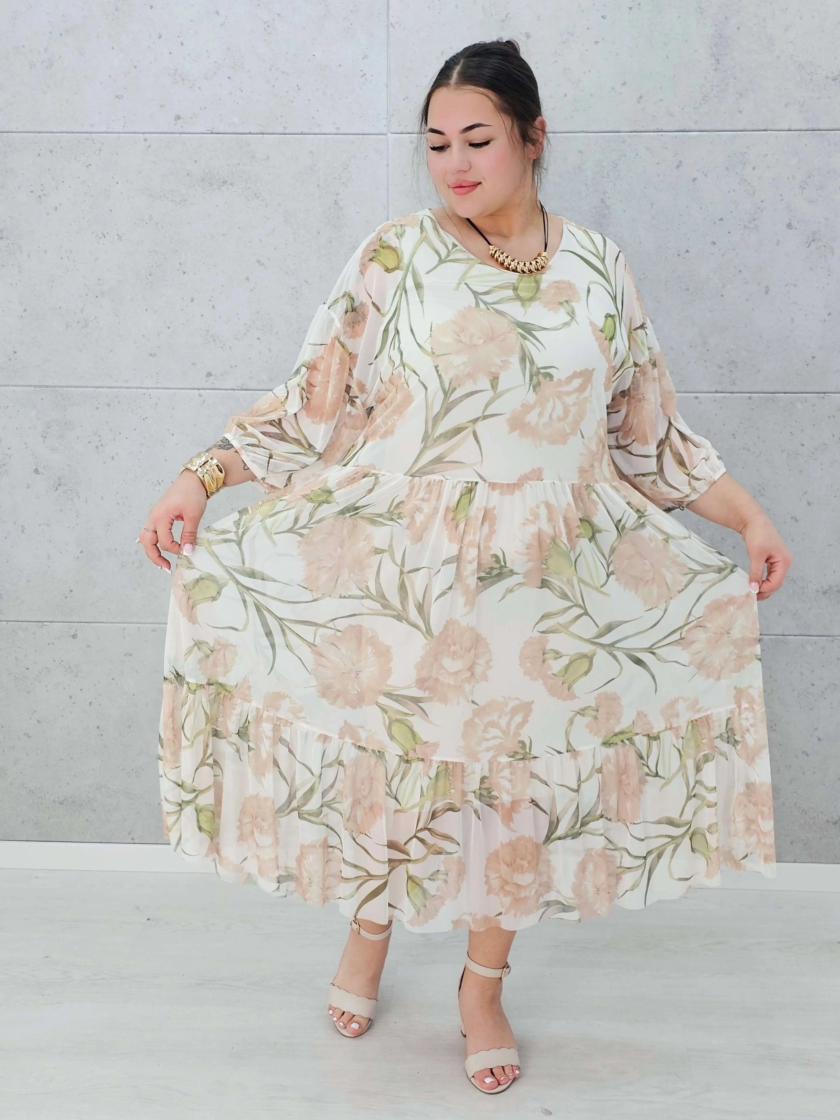 Zwiewna sukienka w kwiaty maxi z falbaną –moda dla kobiet plus size Stylowa XL