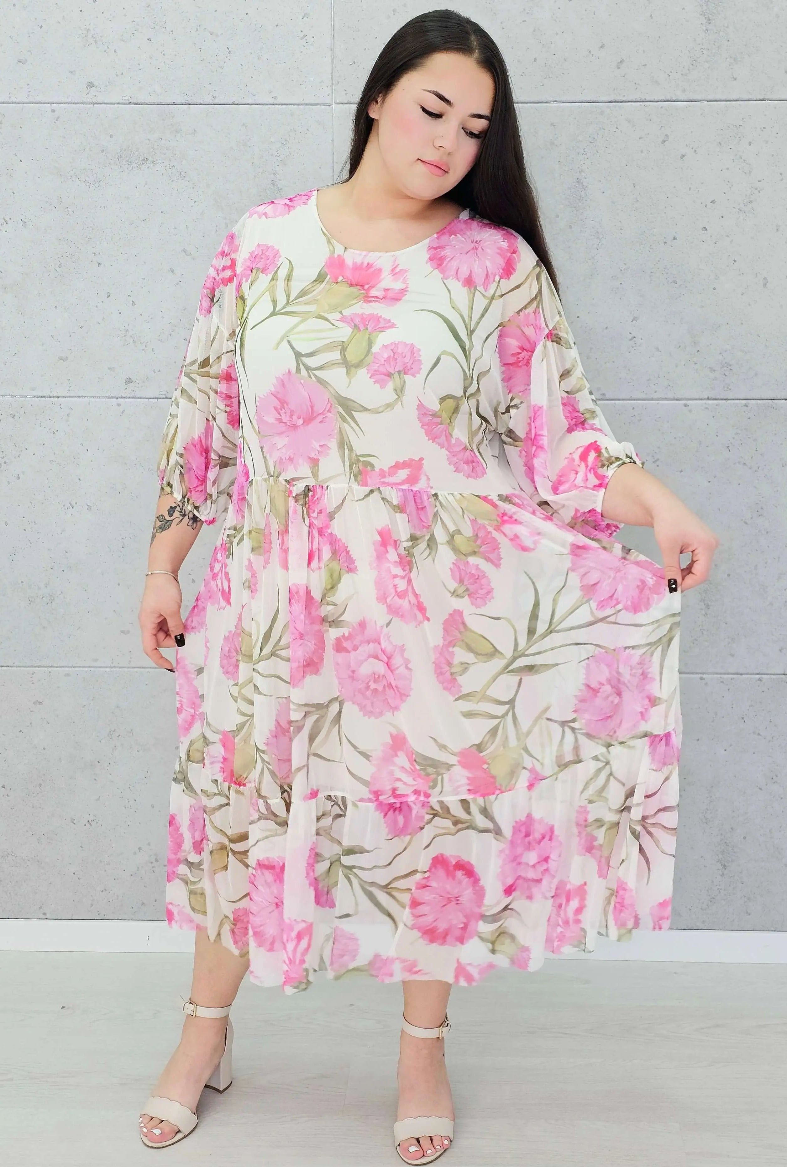 Zwiewna sukienka w kwiaty maxi z falbaną –moda dla kobiet plus size Stylowa XL